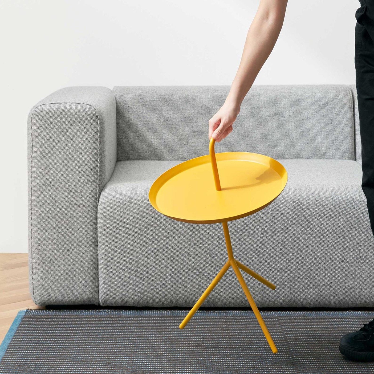 家具のレンタル・サブスクCLASでHAY(ヘイ)の家具を部屋に置いて試す様子