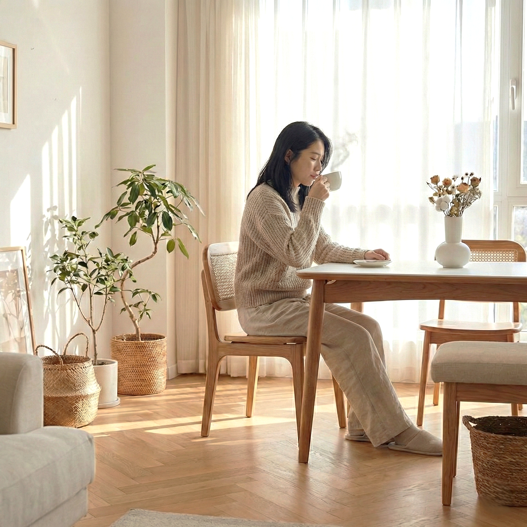 ラタンチェアで、部屋に心地よいリズムと抜け感を