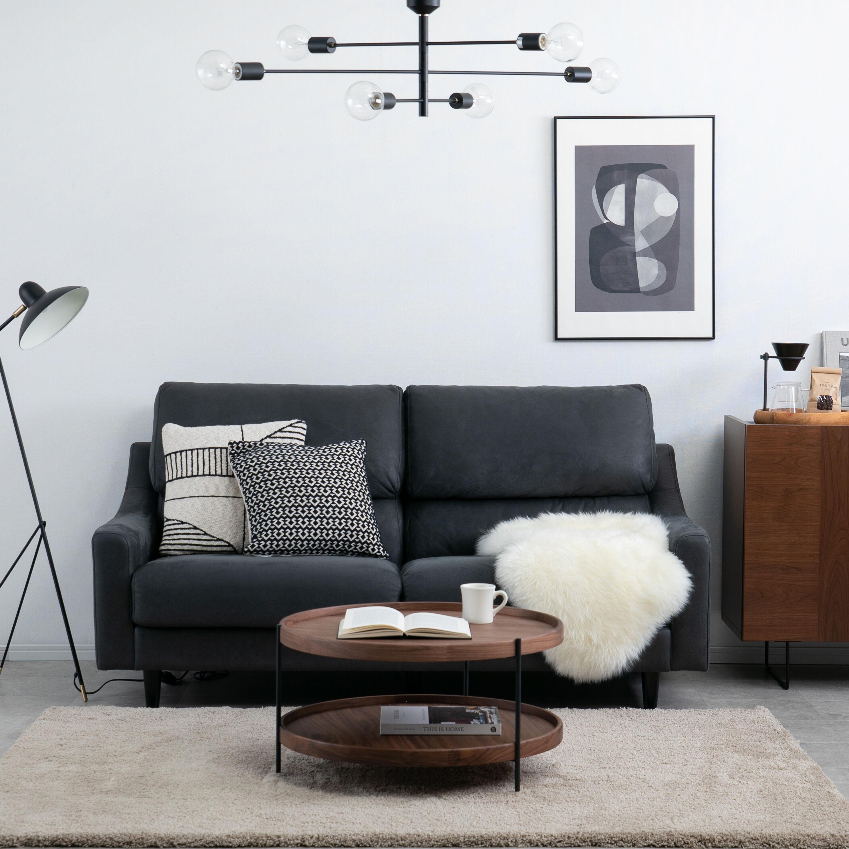 レザー調のハイバックソファのあるインテリアコーディネート