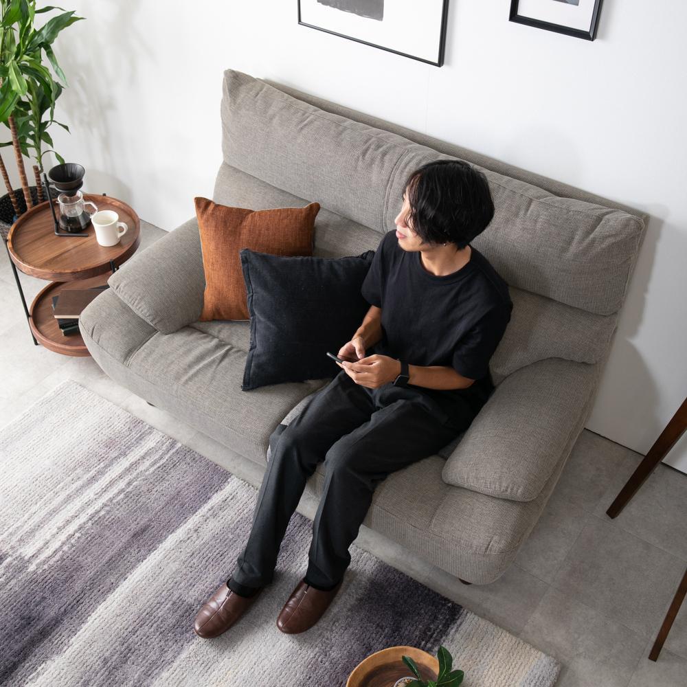 試してから買える家具のレンタル・サブスクでハイバックソファを試す人