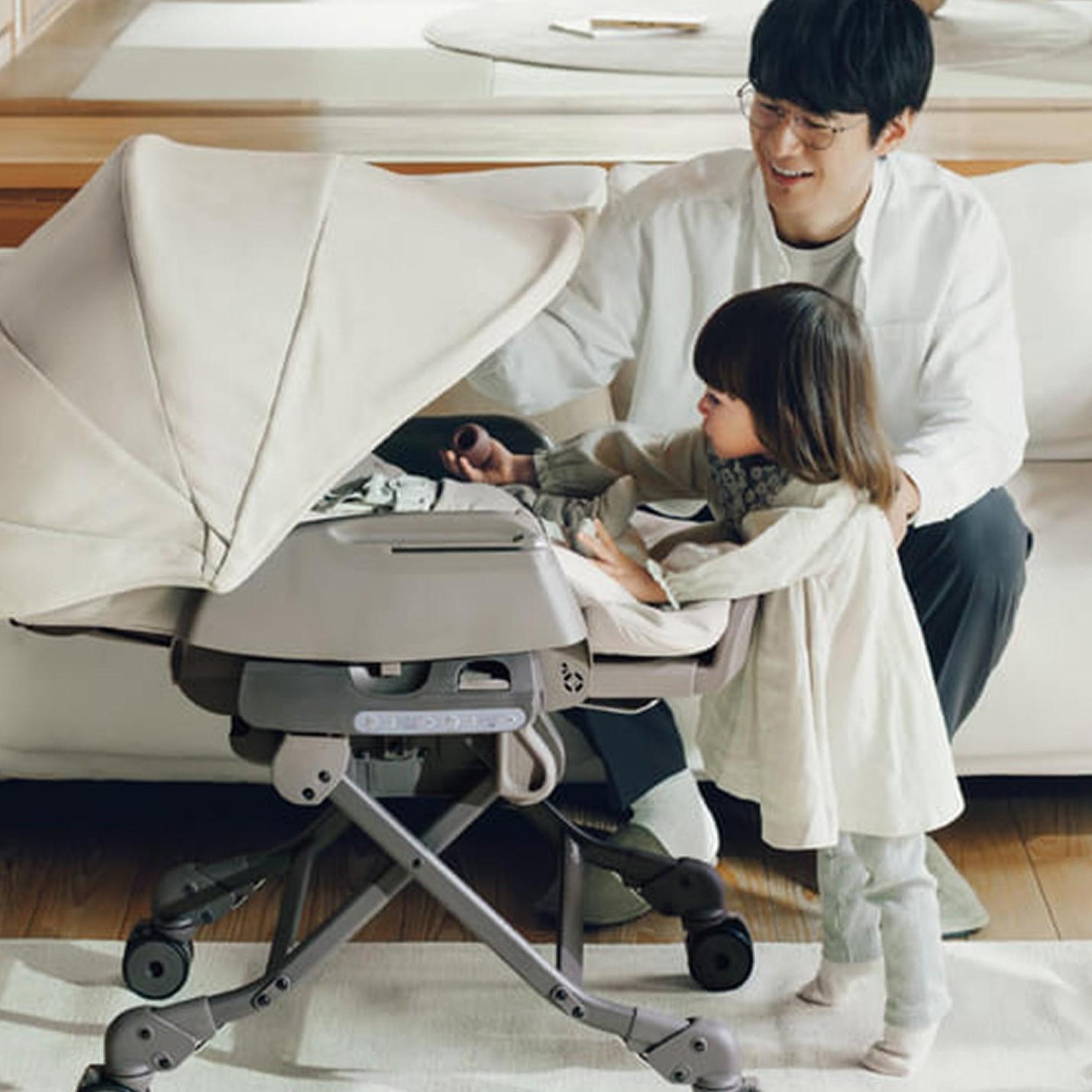 ハイローチェアで赤ちゃんを見守るお姉ちゃんとパパ