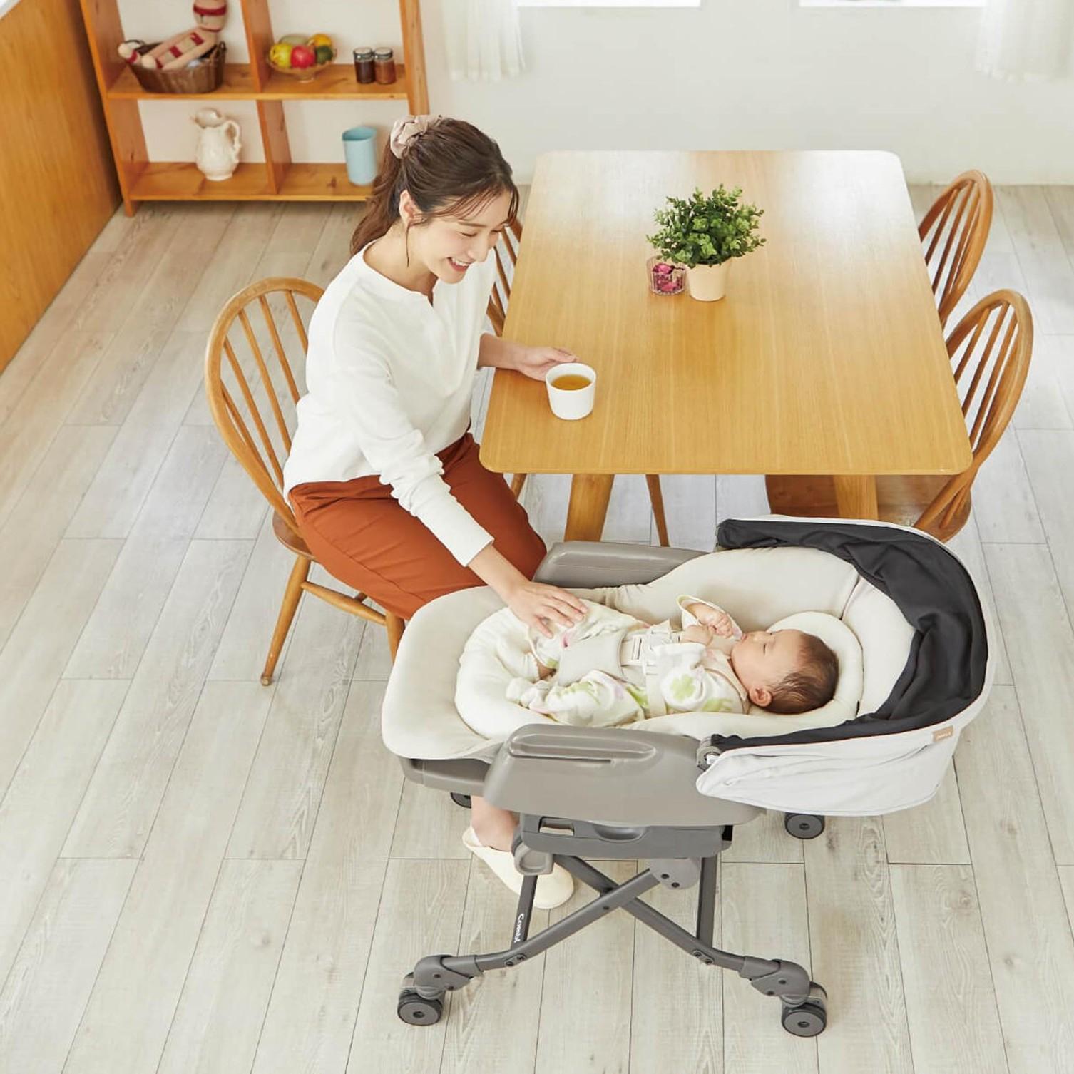 コンビのハイローチェアでゆとりのある時間を過ごすママと赤ちゃん