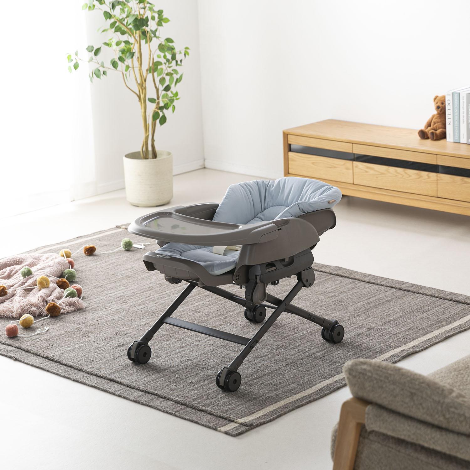 コンビのベビーラックがある部屋