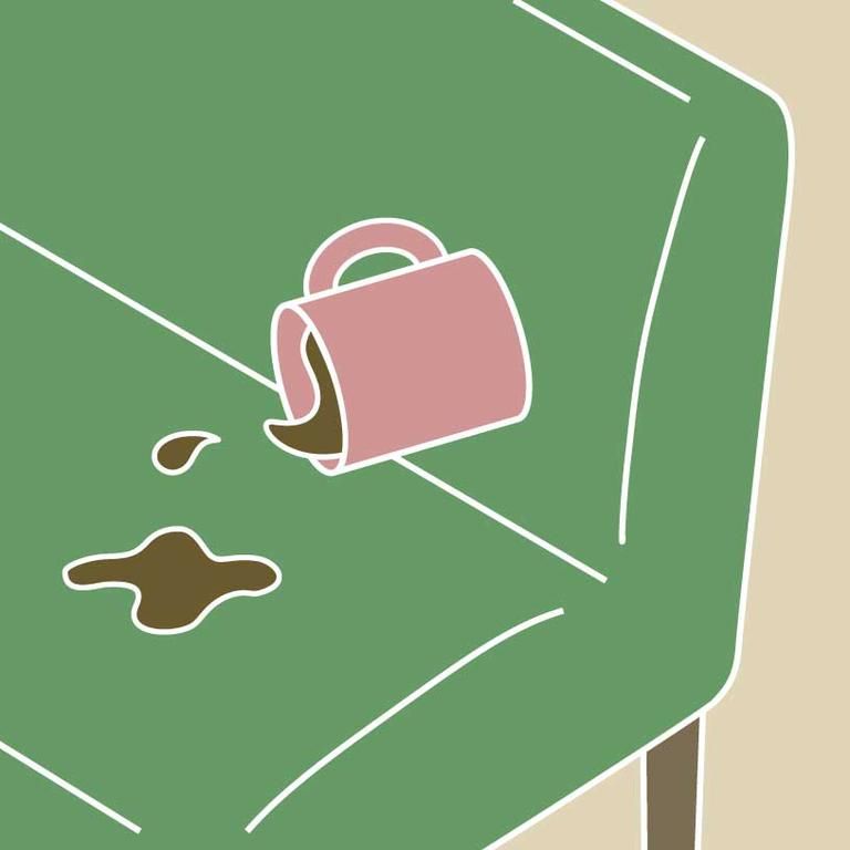 ソファにコーヒーをこぼした様子