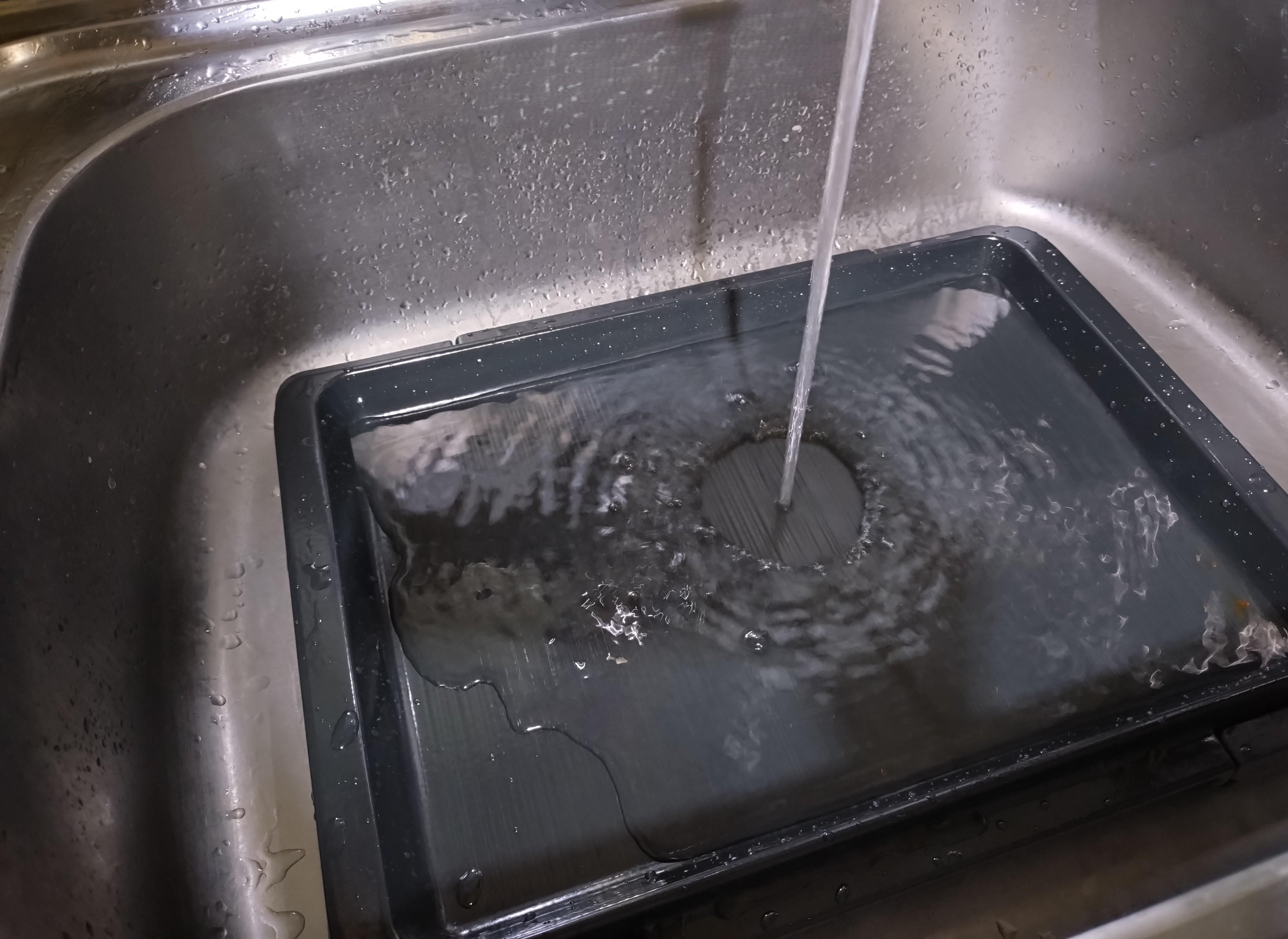エブリノES-GX26の角皿を洗う様子