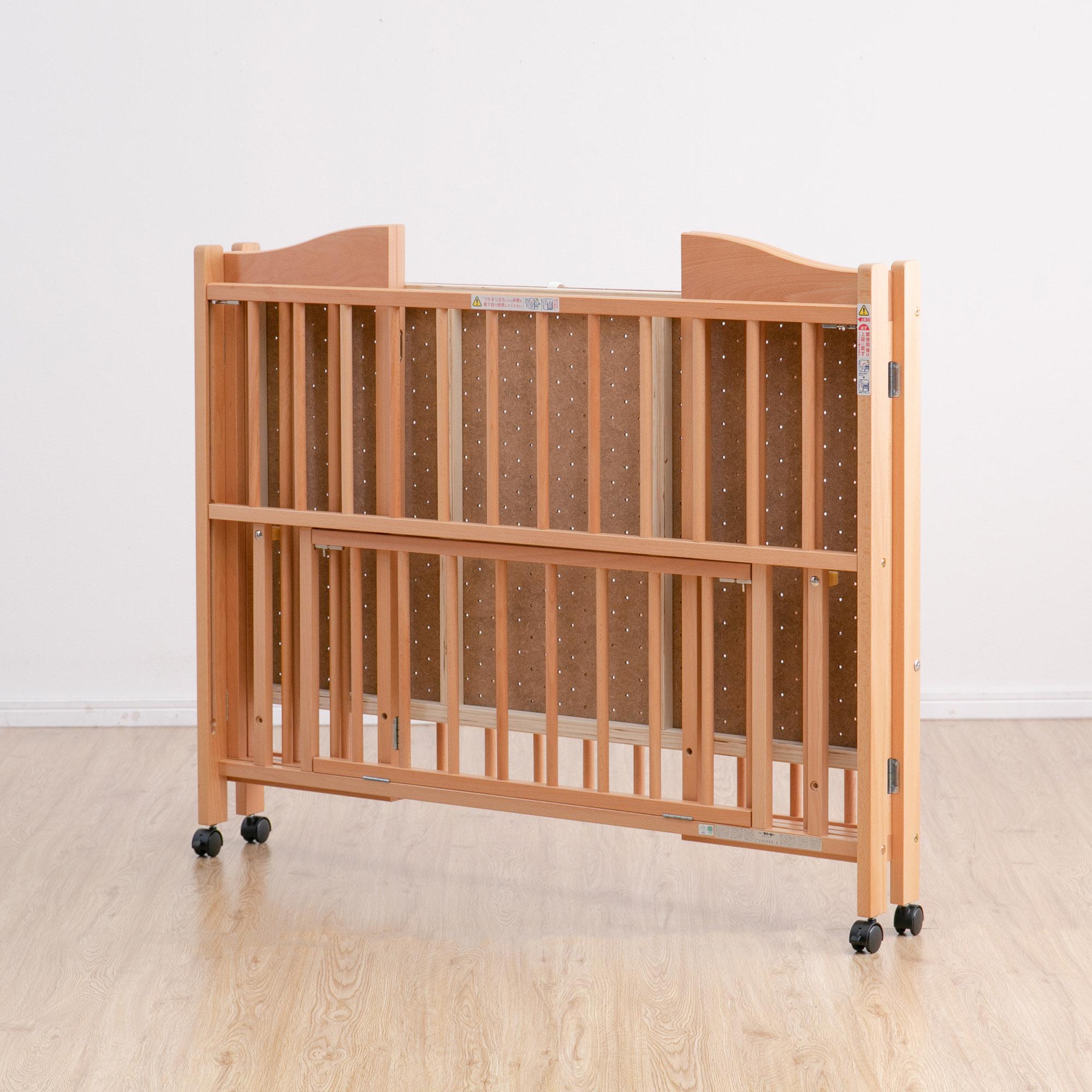 使わないときはコンパクトにたためる折りたたみのベビーベッド