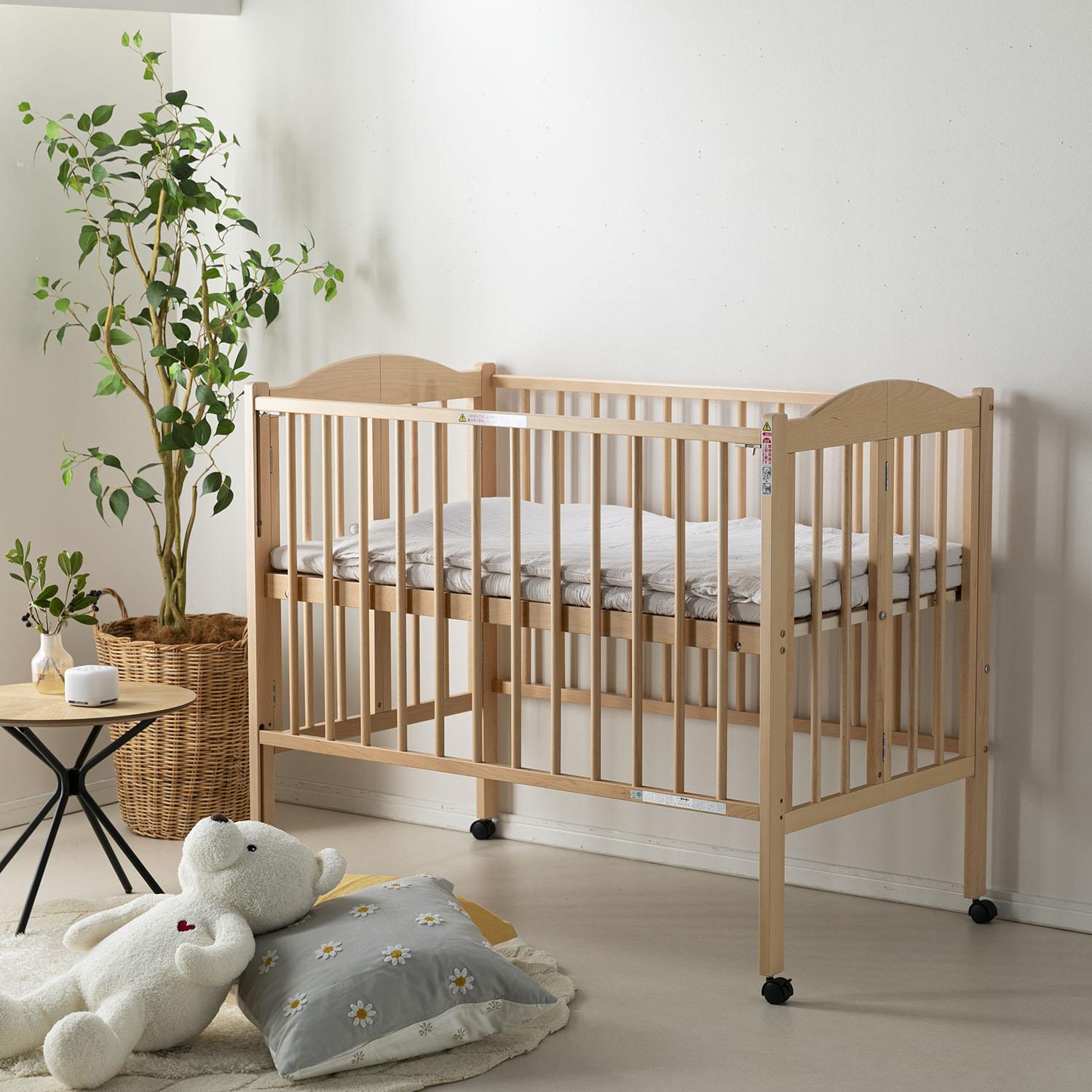 腰に負担がかかりにくい「ハイタイプ」「高さ調節機能」がついたベビーベッド