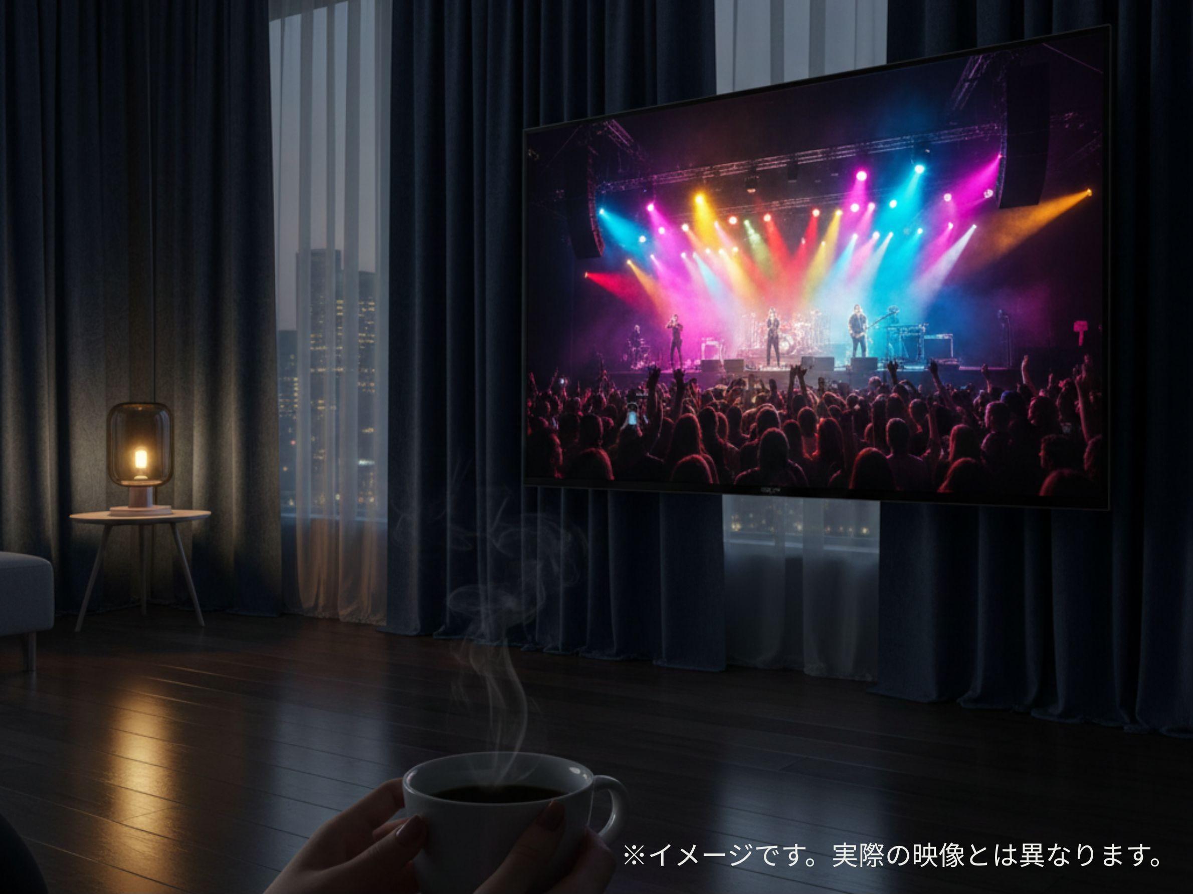 ソニーのテレビ ブラビアで臨場感のあるライブ映像を楽しむ女性の手