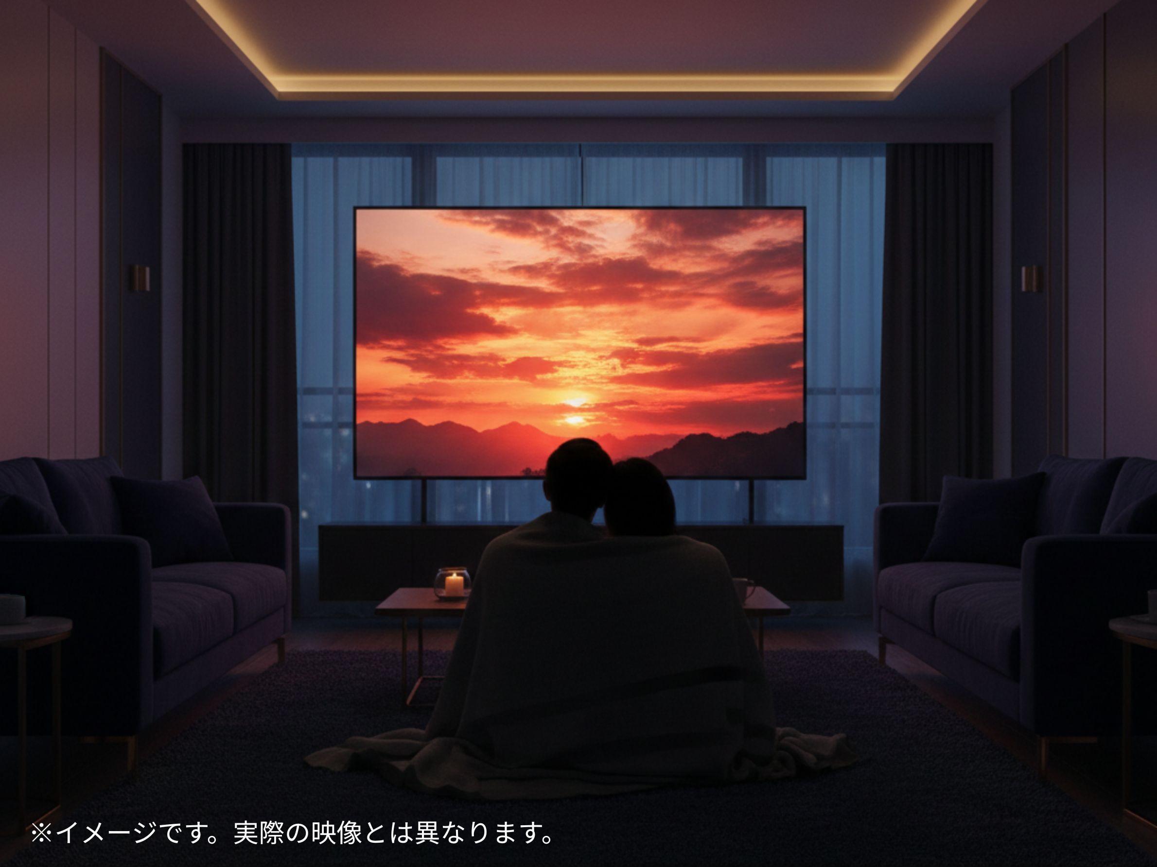 認知特性プロセッサー「XR」が生み出す　映画館のような音質と映像の迫力を体験するカップル