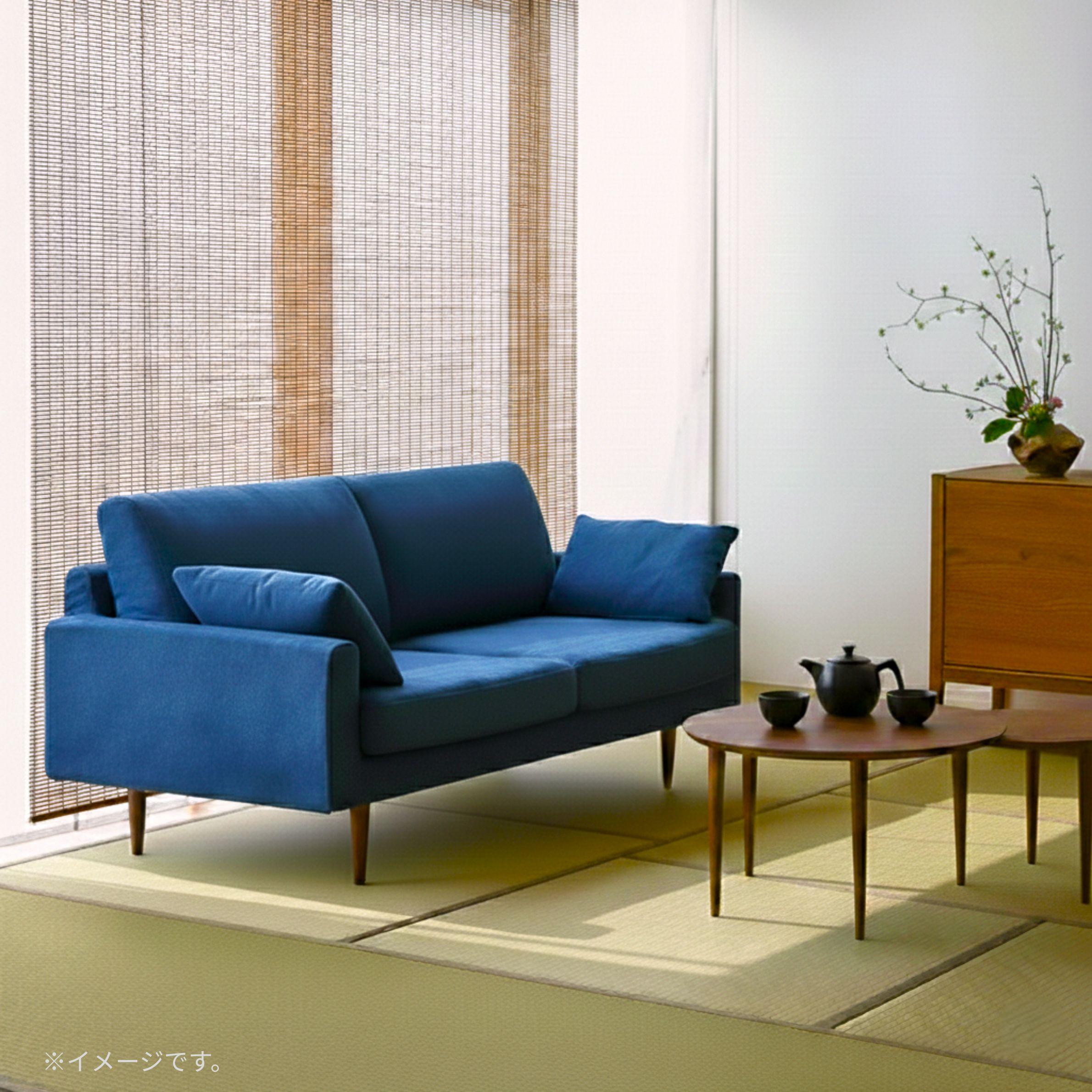 青いソファを置いた和風モダンなコーディネート