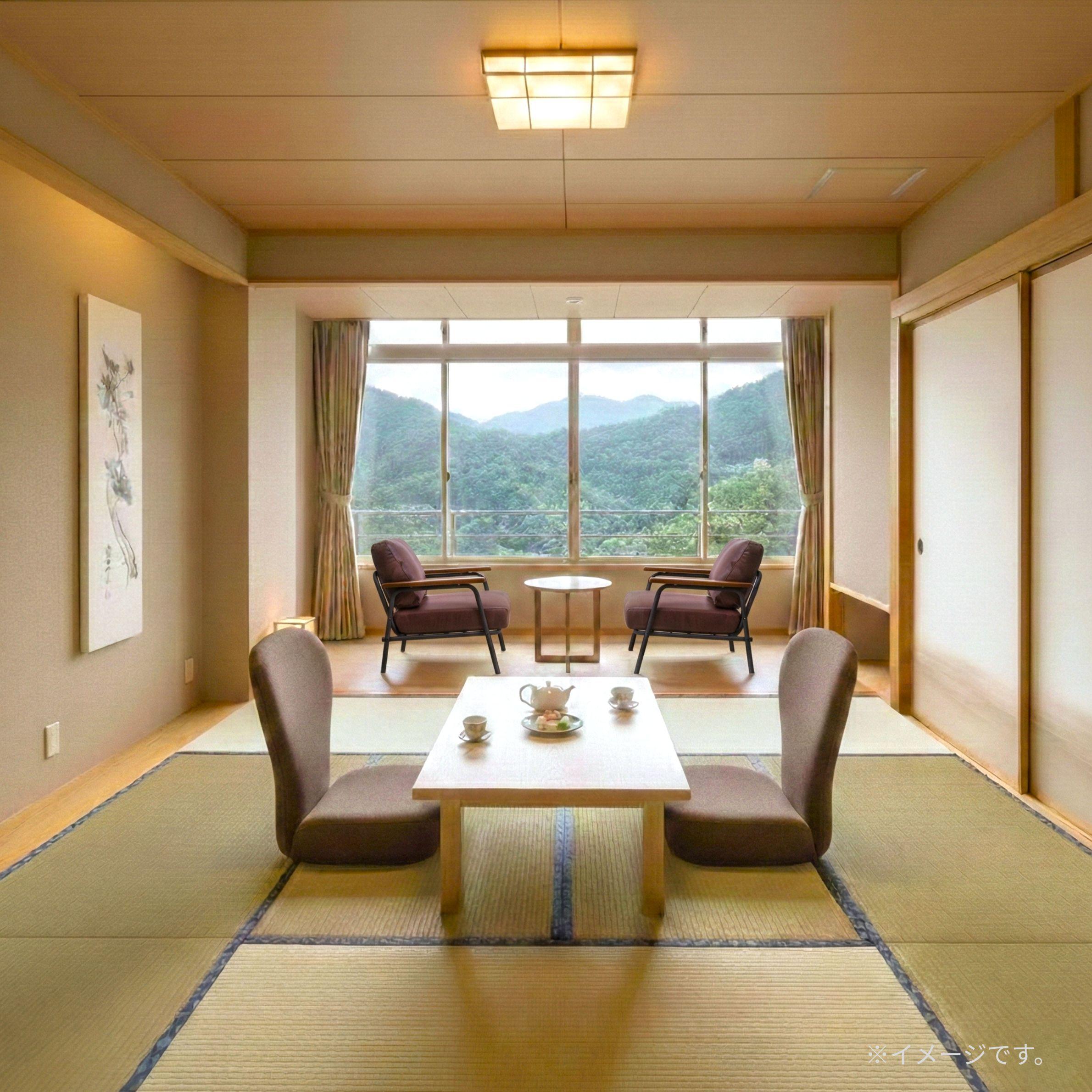 旅館のようにソファを置いた和室