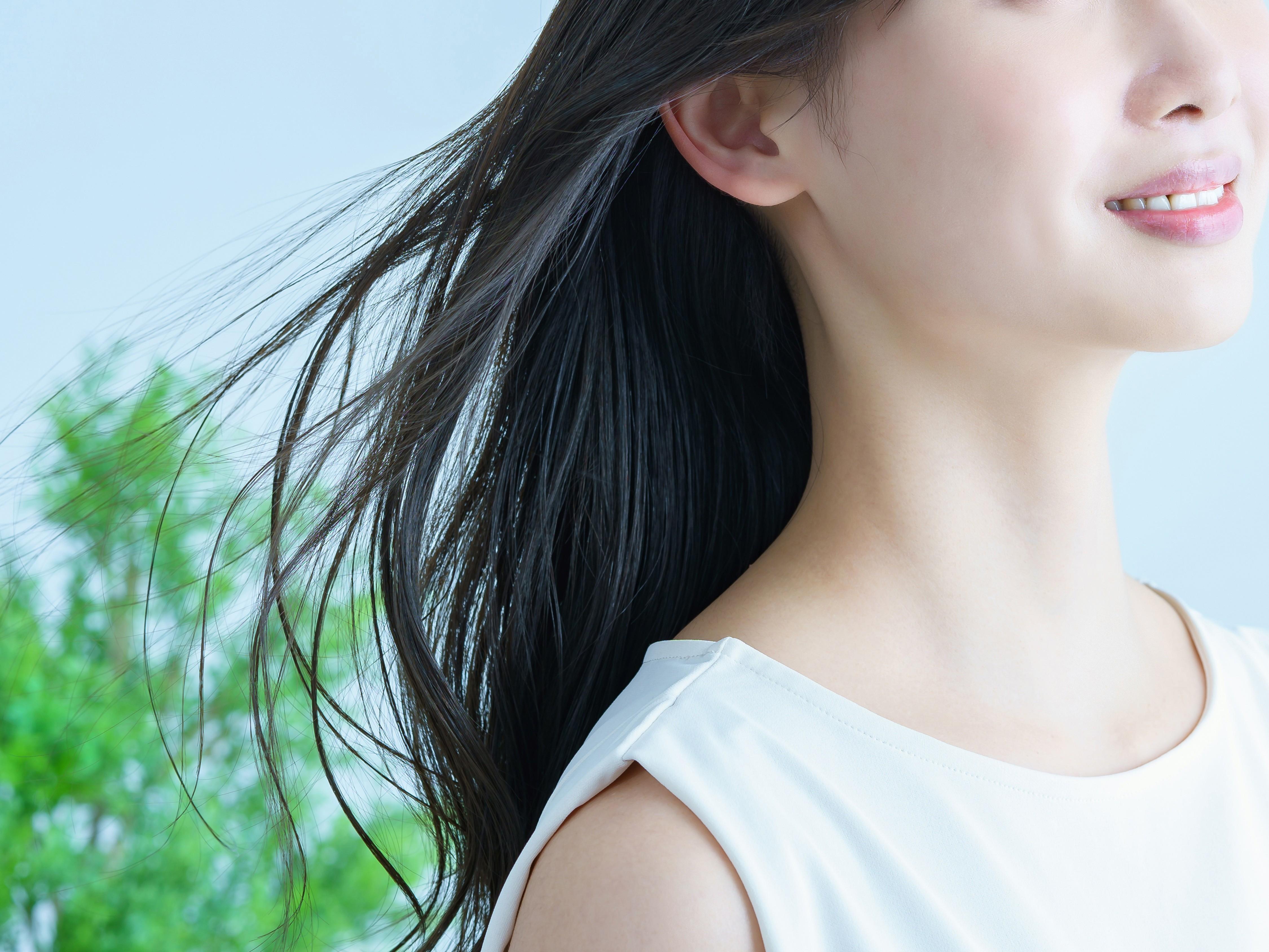 リファのドライヤーでうるツヤの髪の女性