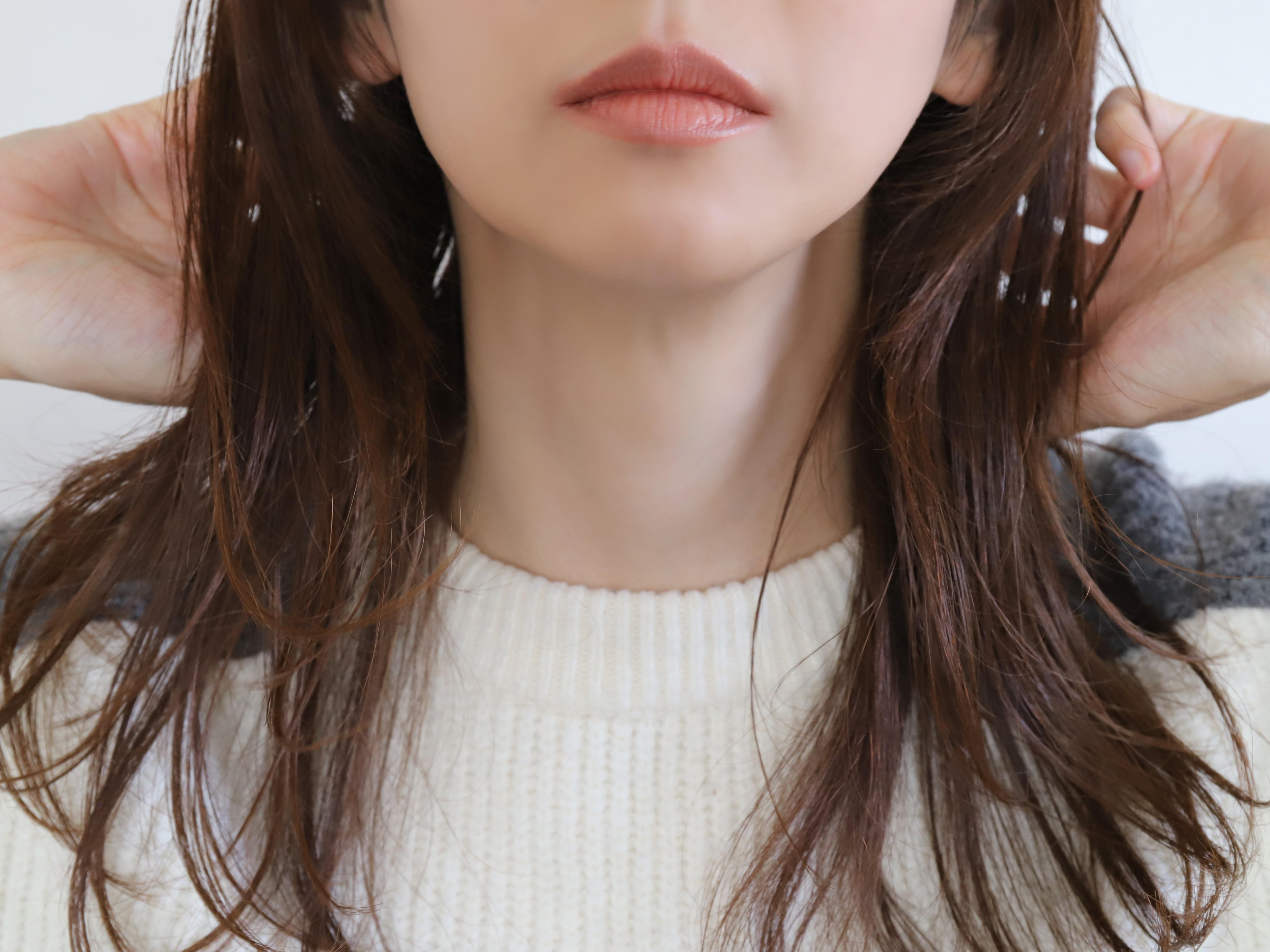 髪の毛がパサついている女性