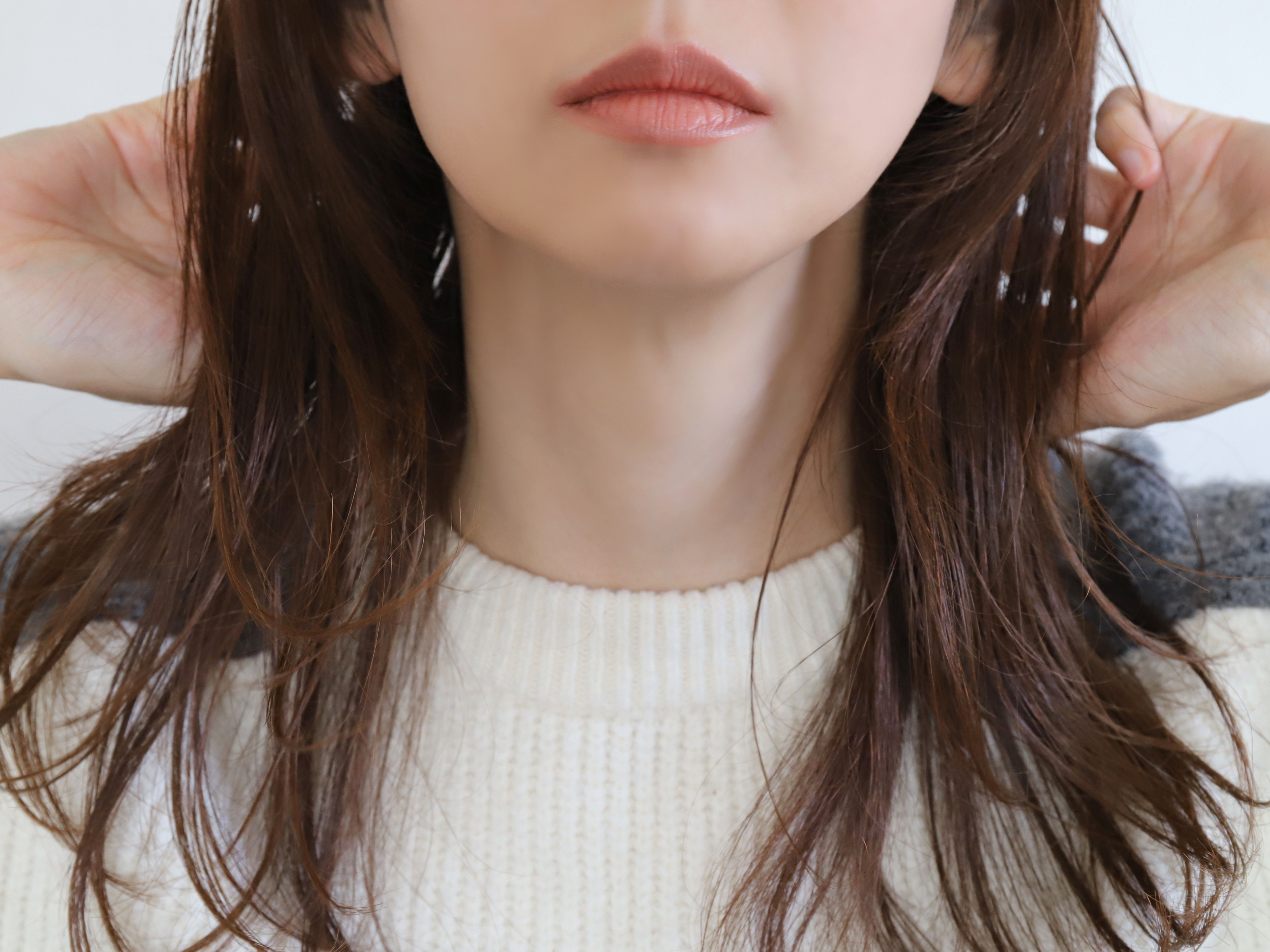 髪の毛がパサついている女性