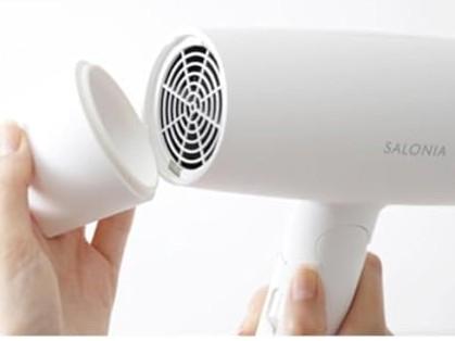 サロニアのドライヤーのメンテナンスをする様子