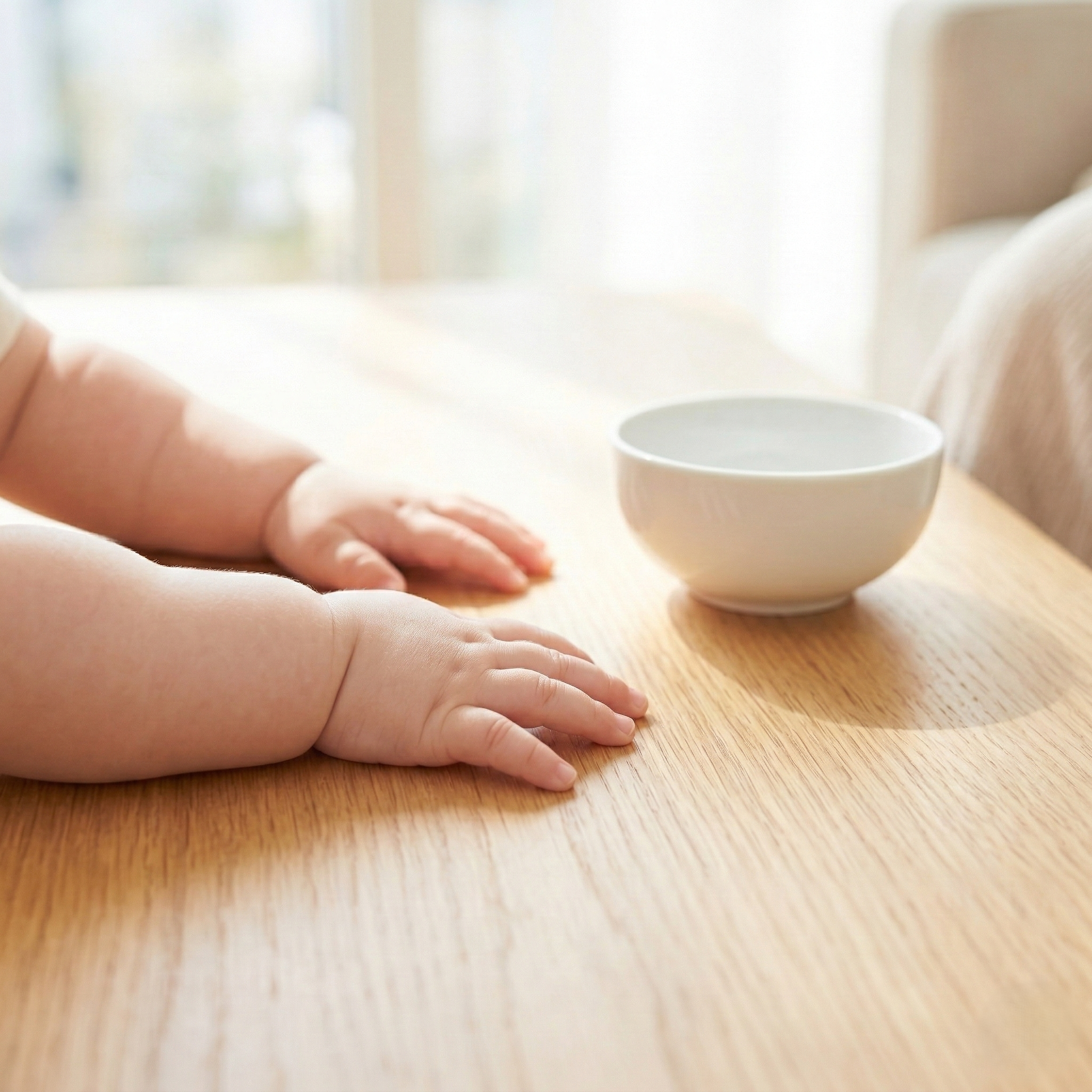 空のお皿と赤ちゃんの手