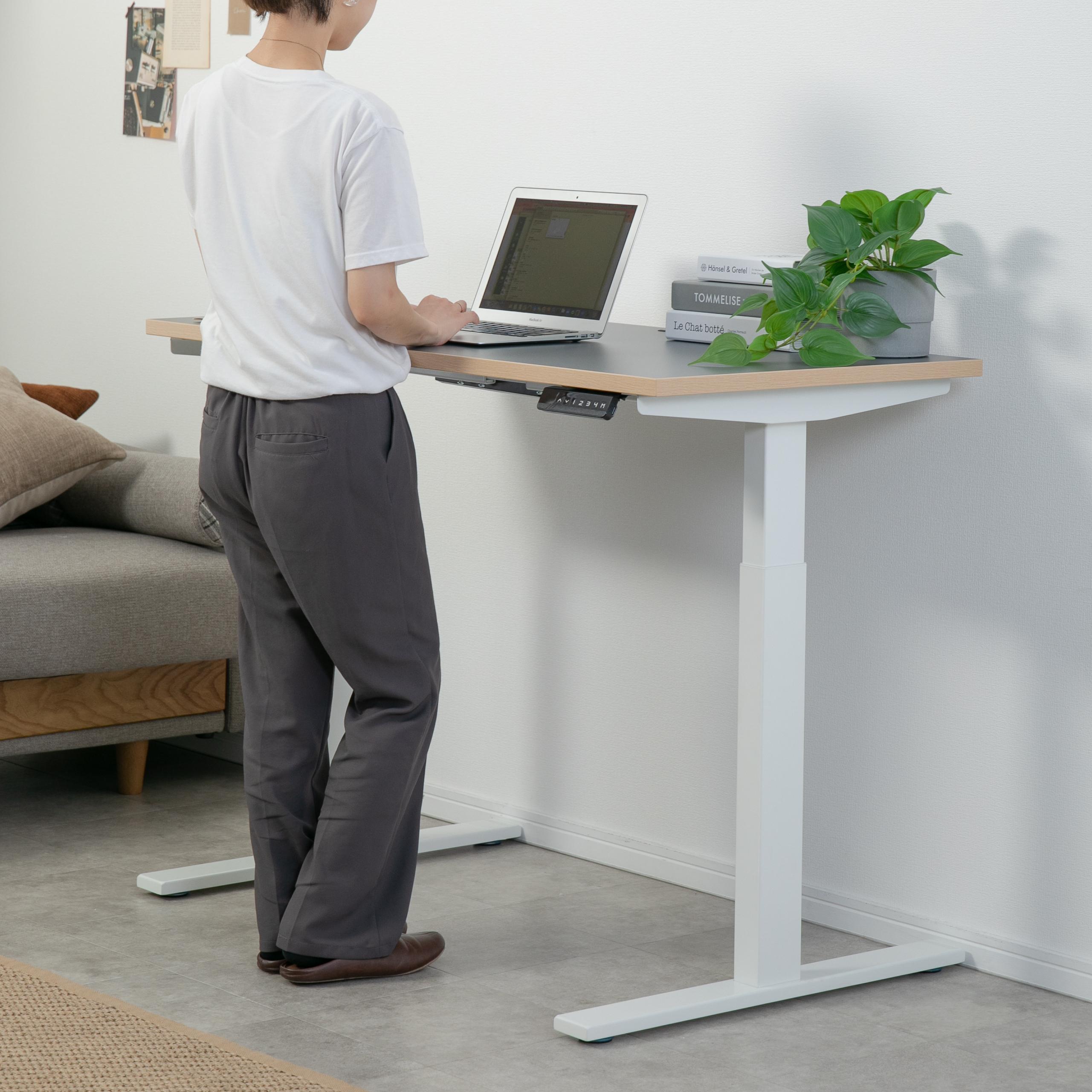 電動昇降デスクなら、立ってデスクワークできる