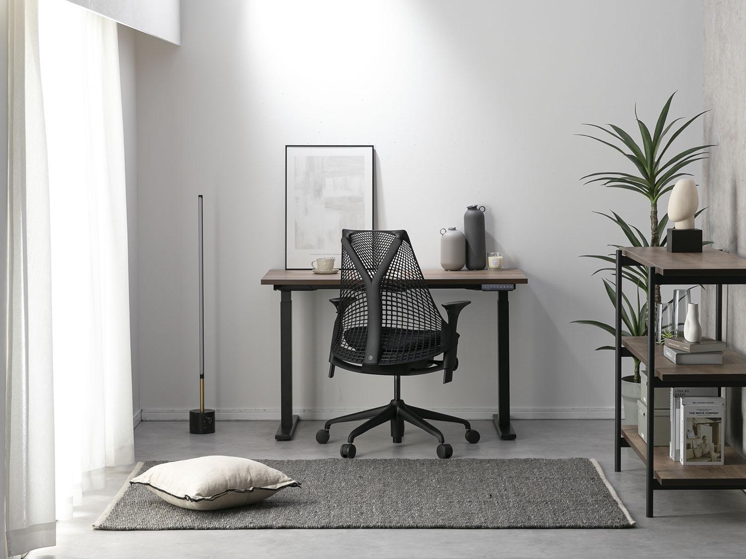 自宅に導入したオフィスチェアと電動昇降デスク