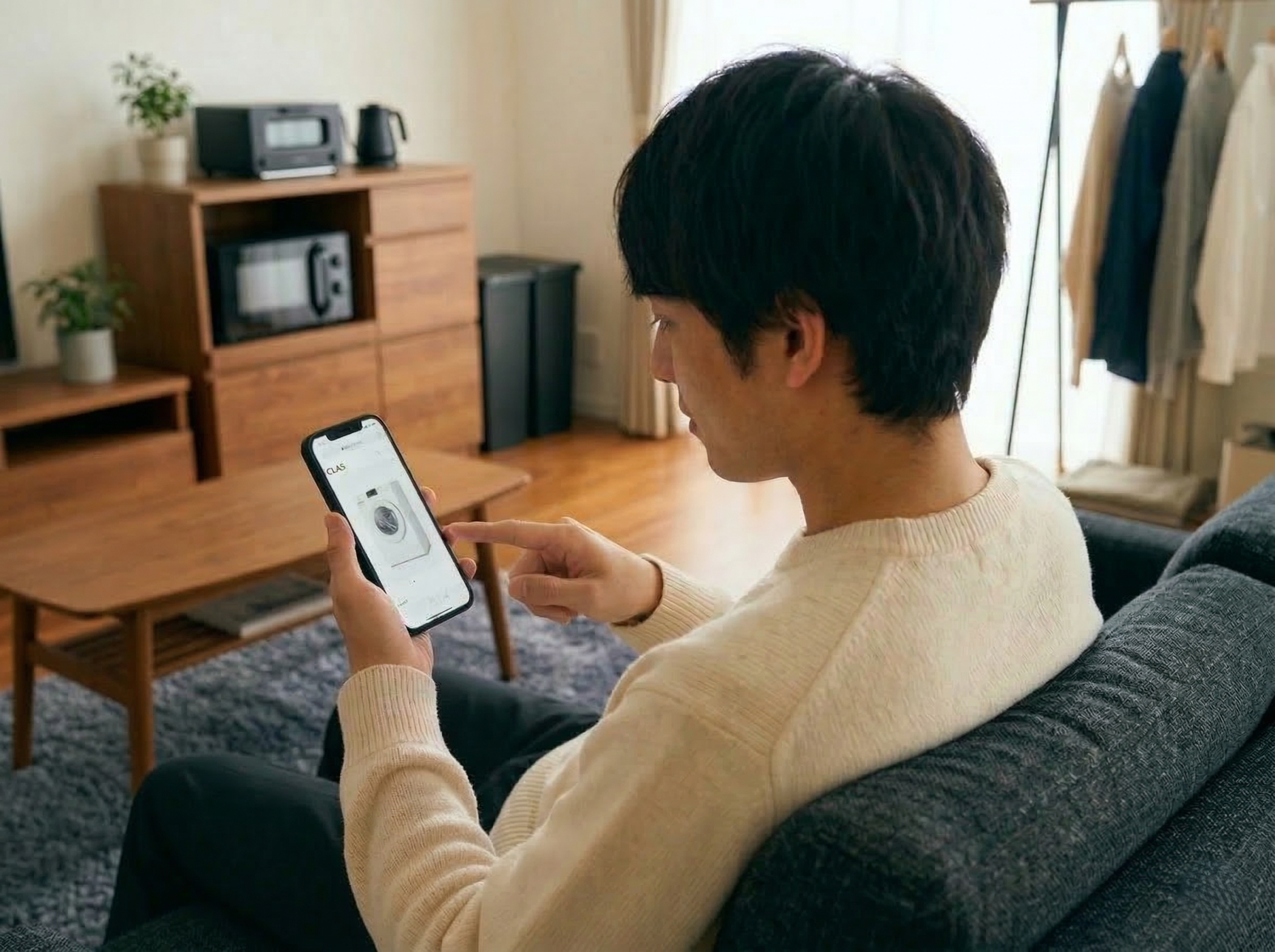 洗濯機を安く手に入れる方法家電のレンタル・サブスクを調べる一人暮らしの男性