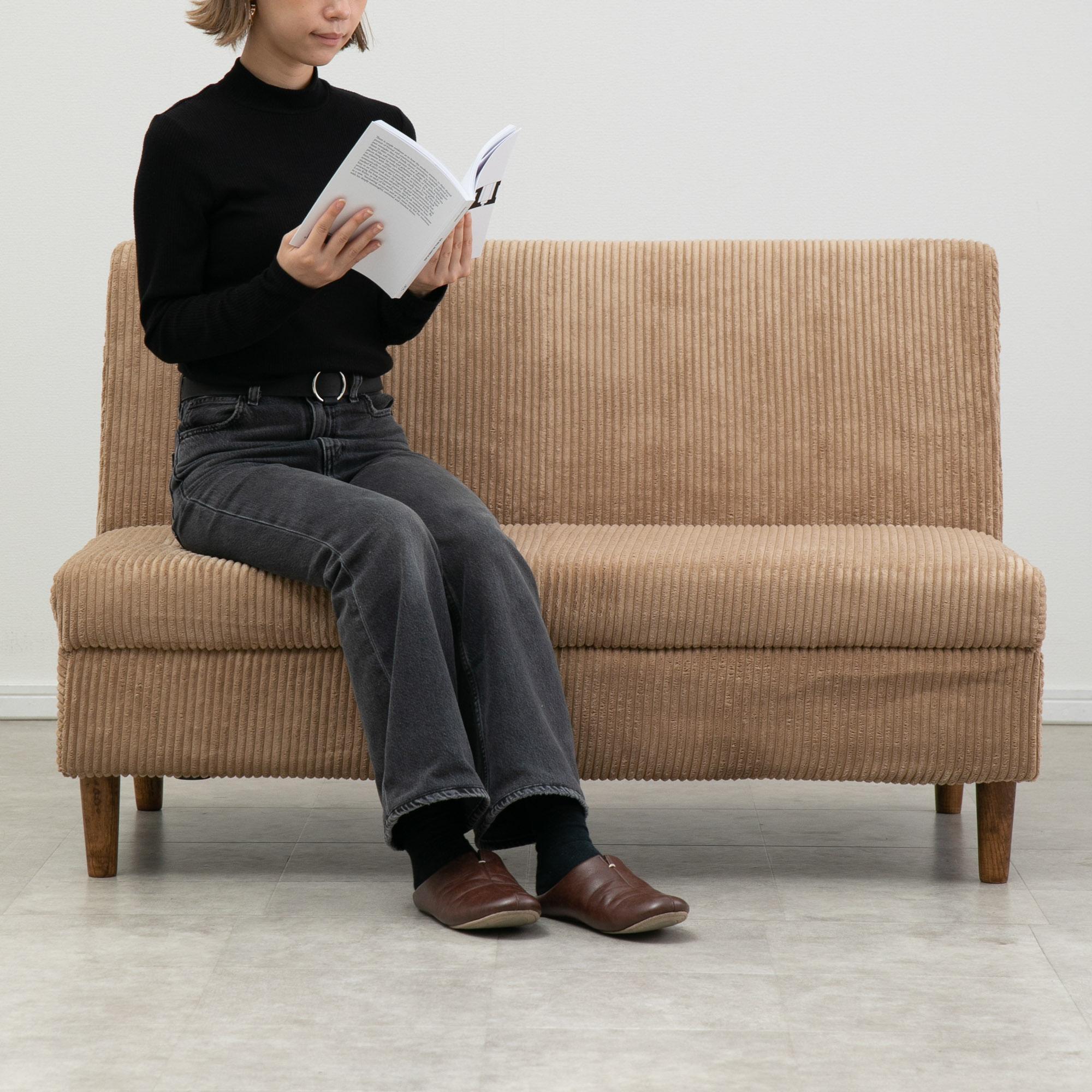 家で試してから買える家具のレンタル・サブスククラスを利用して腰が痛くならないソファに座る女性