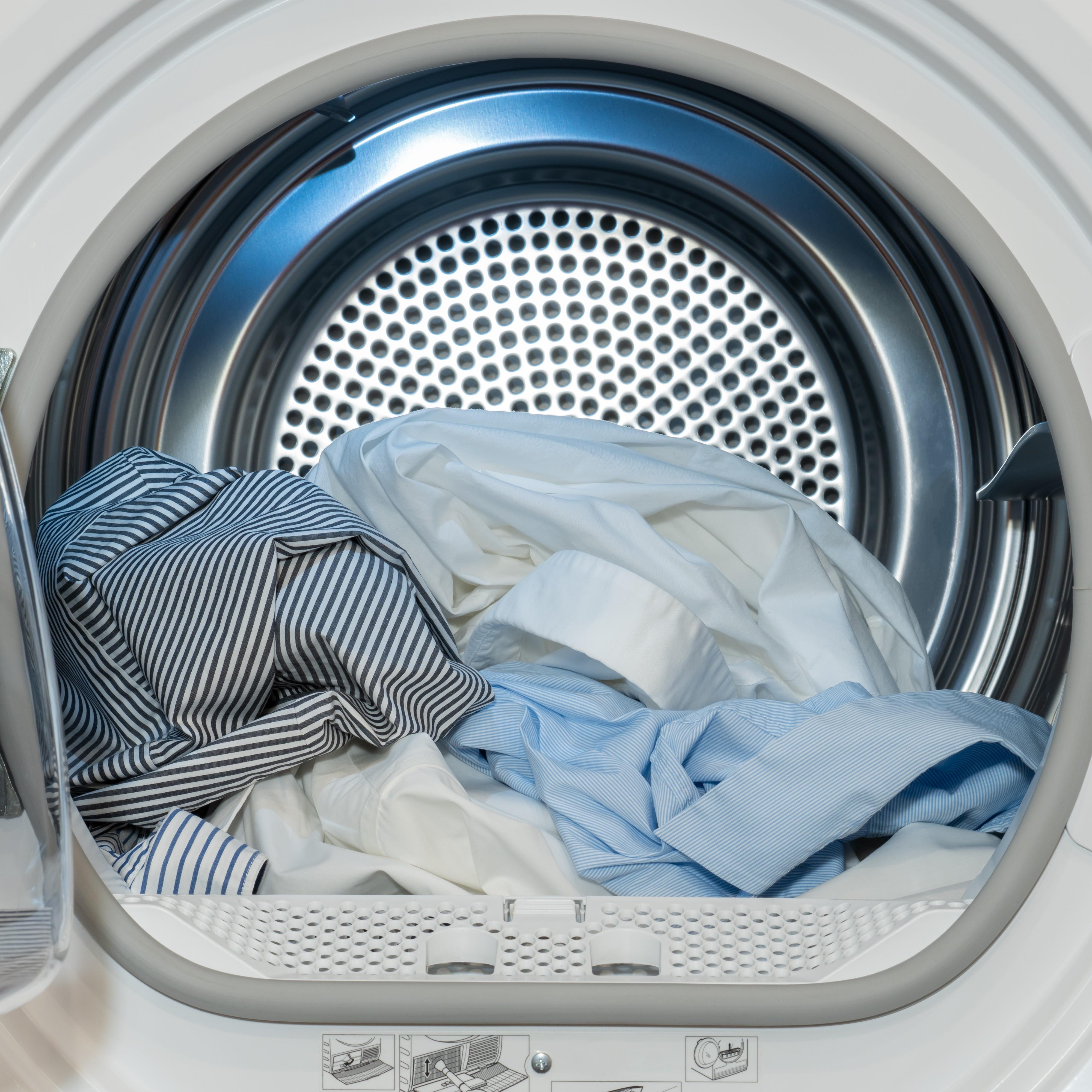 ドラム式洗濯機の中の一人暮らしで週2～3日まとめ洗いしている洗濯物