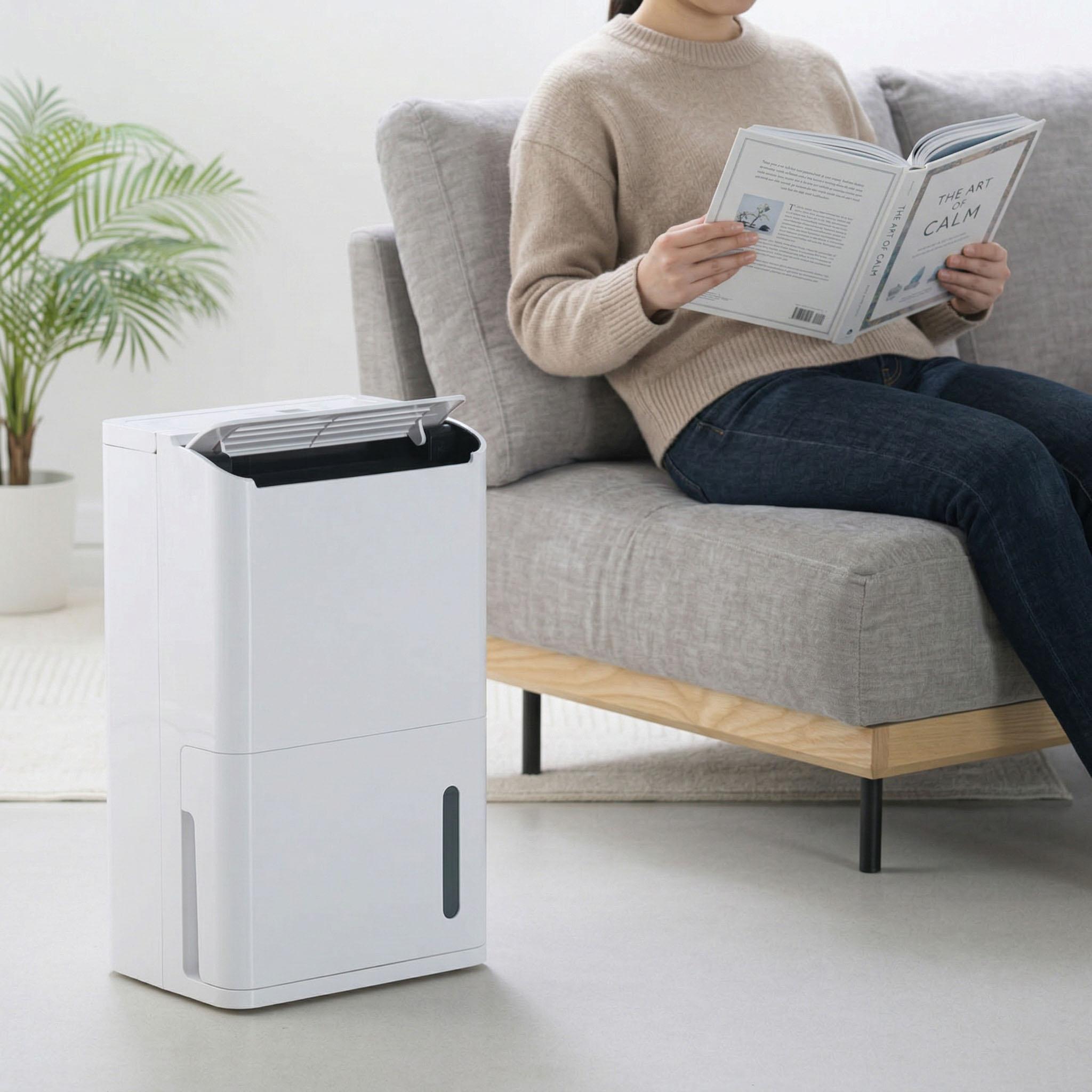 ツインバードの除湿器を試す女性