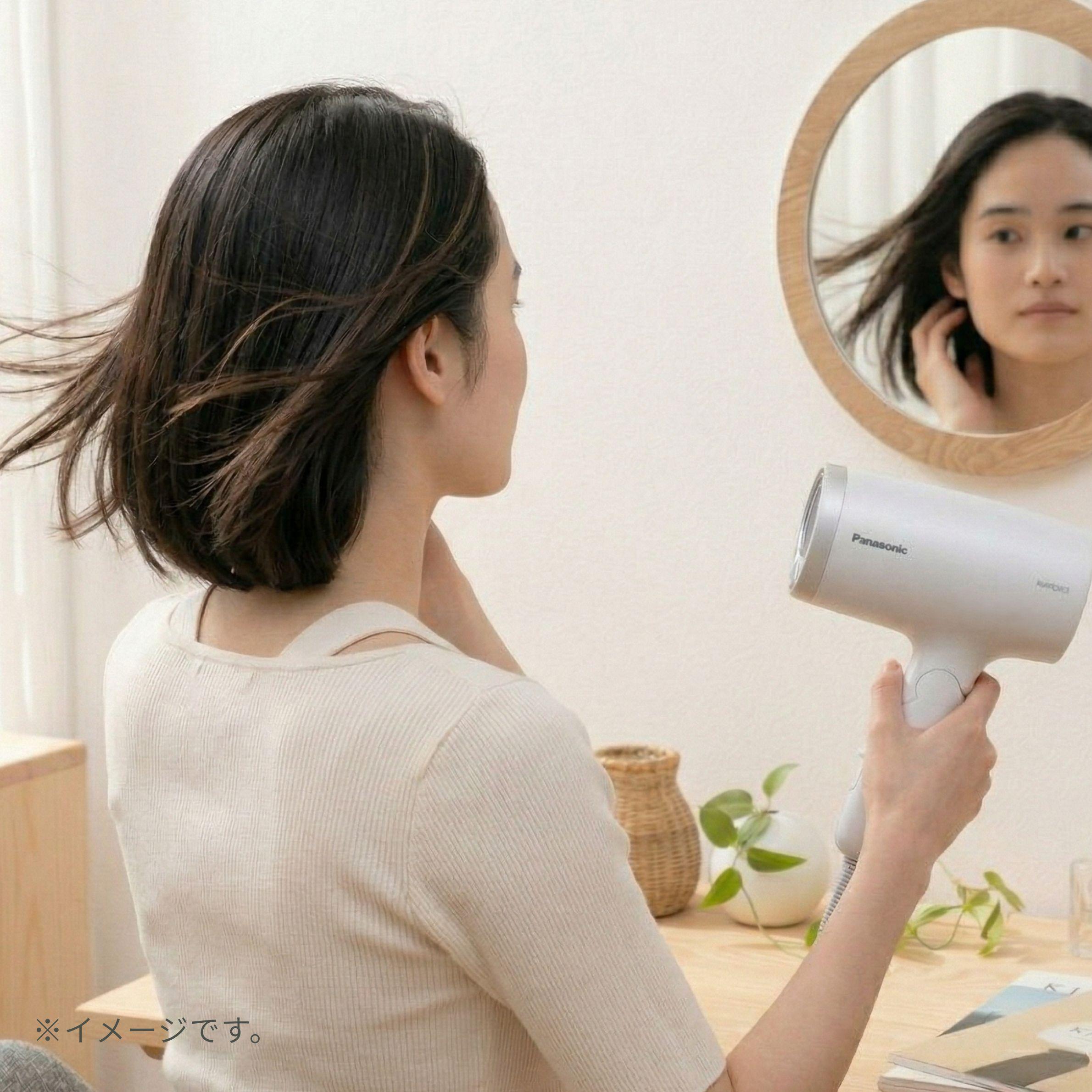 パナソニック ナノケア ドライヤーの大風量で髪があっという間に乾いて驚いている女性