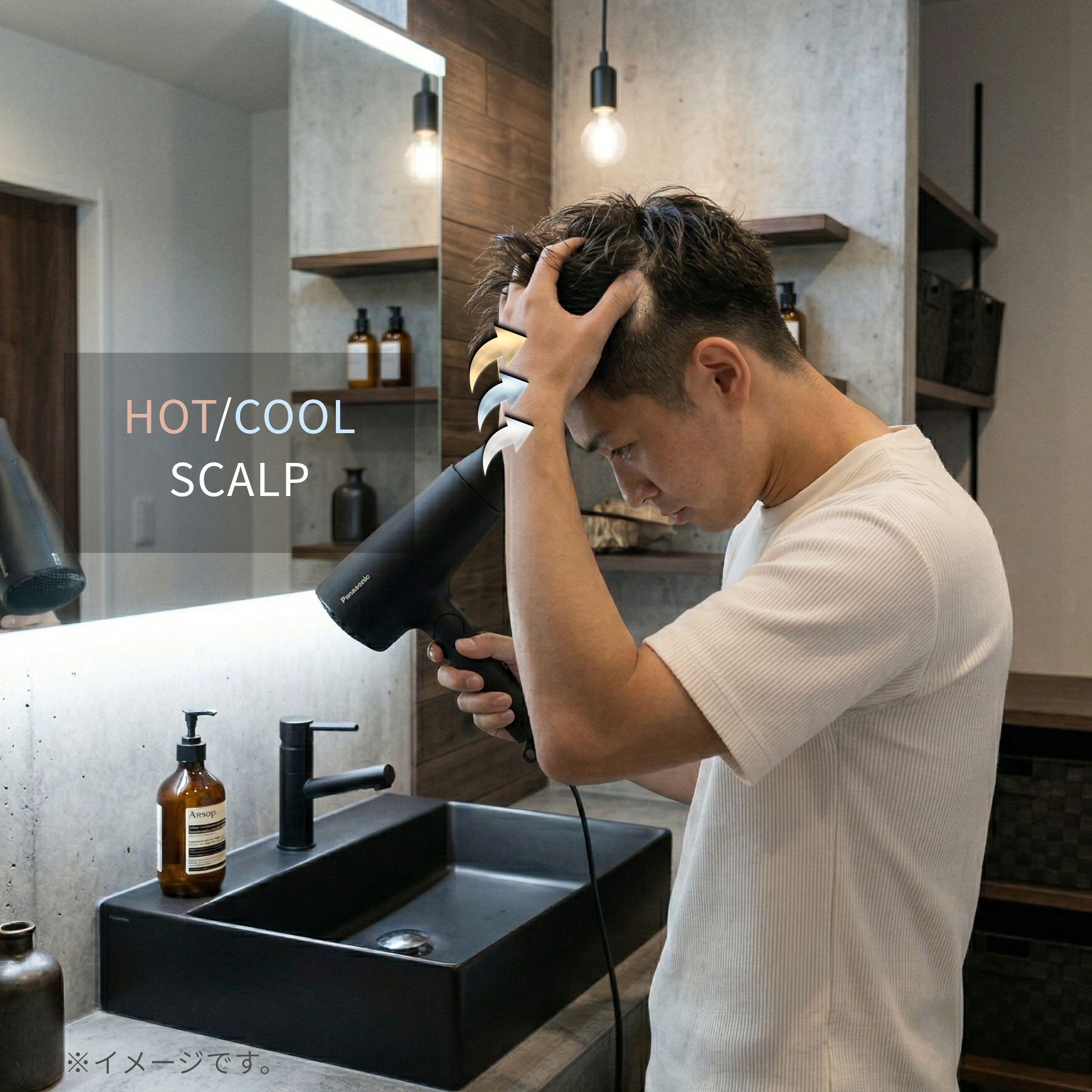 パナソニック ナノケア ドライヤーのスカルプモードで頭皮を乾かす男性