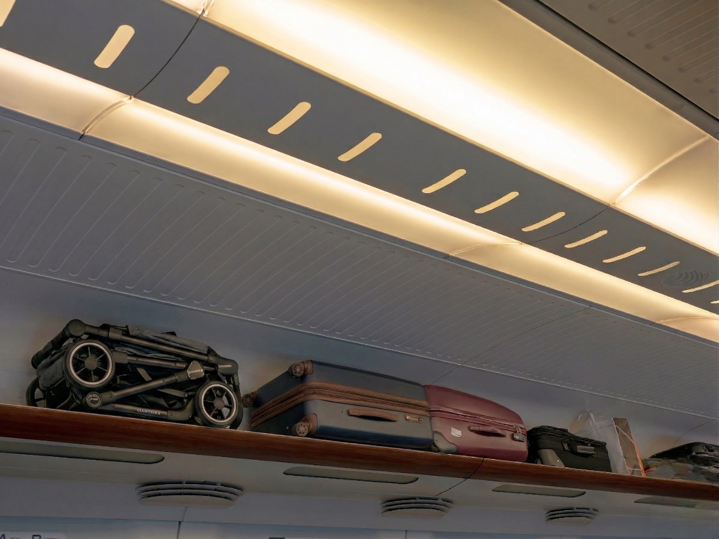 ベビーカーは畳めば荷物棚への収納も可能
