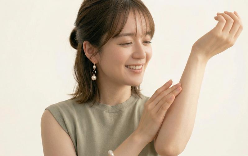 ムダ毛がなくなった美しい腕を見てうっとりする女性