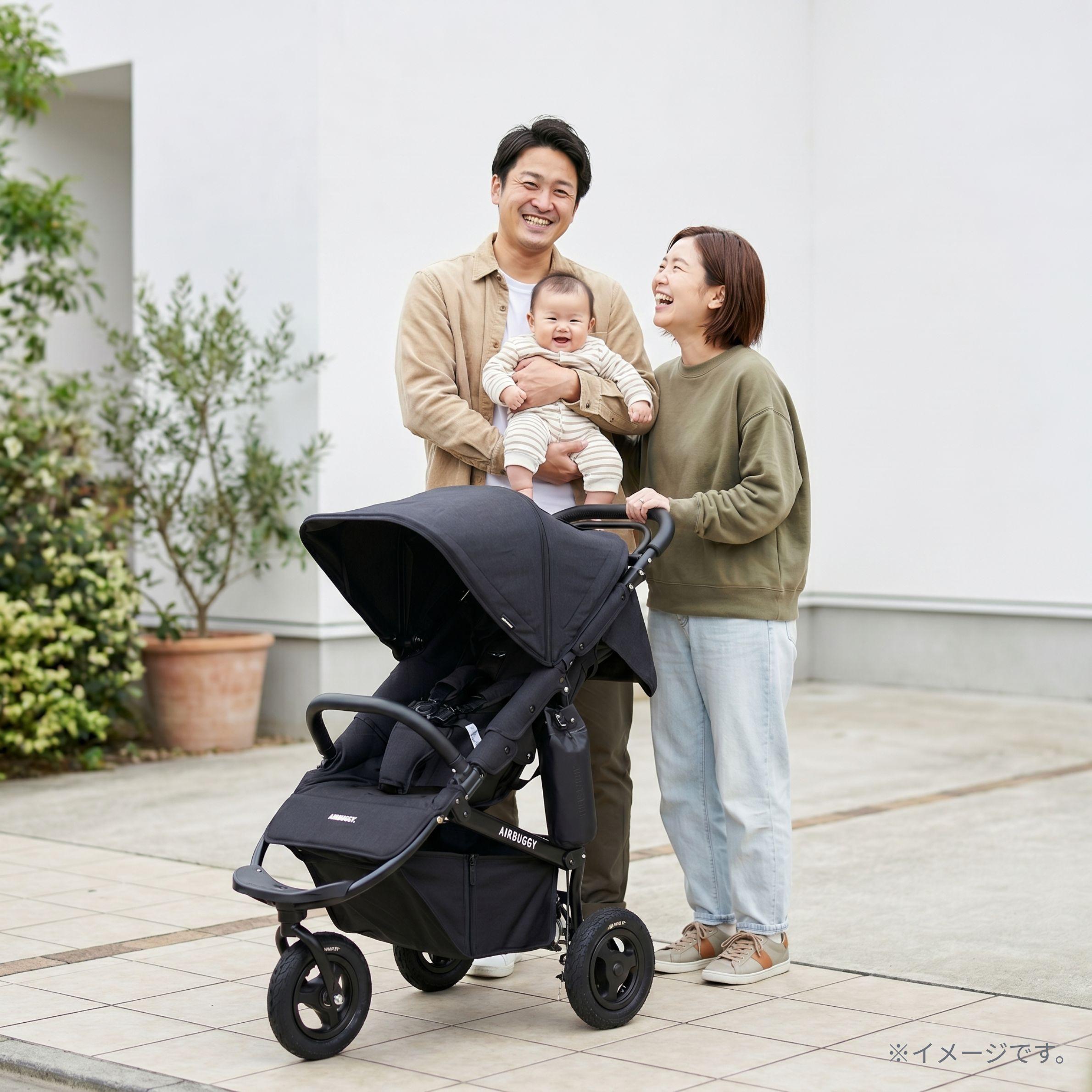 エアバギーで赤ちゃんとおでかけしようとしている夫婦