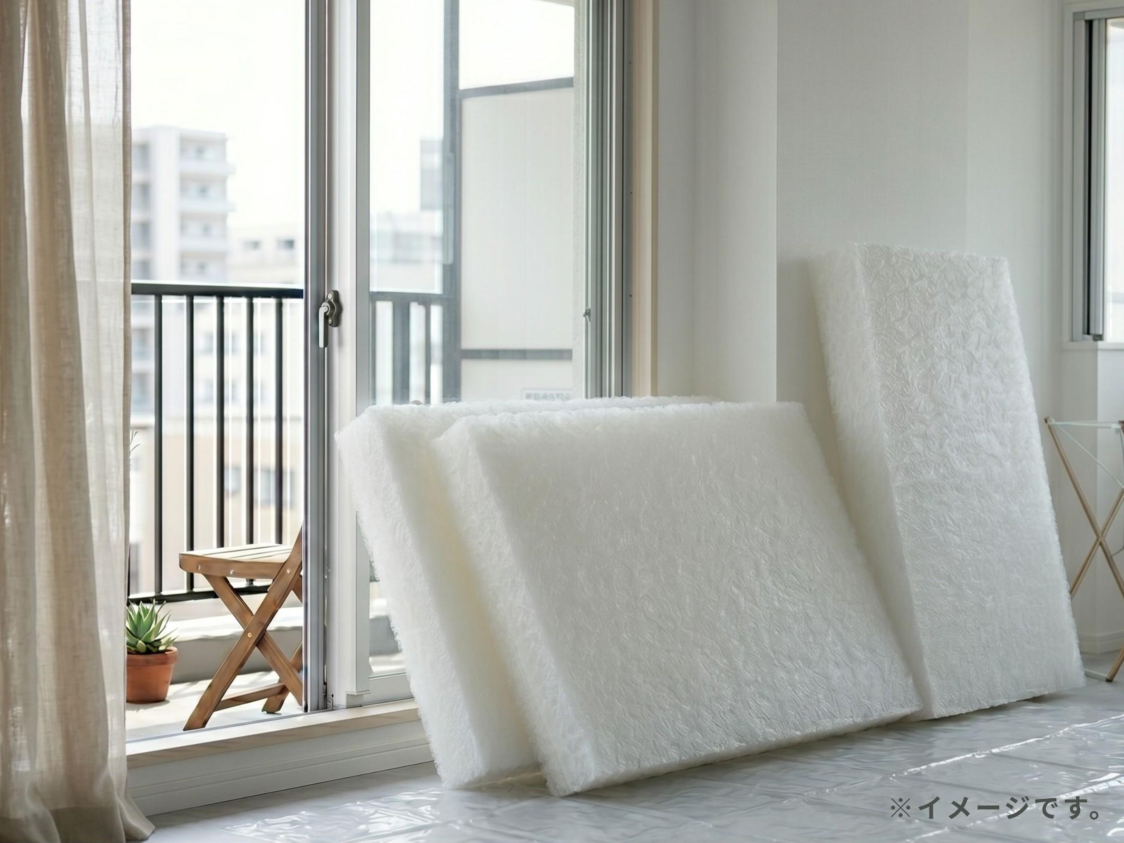 マットレス乾燥時の注意点を守り、陰干しにしている様子