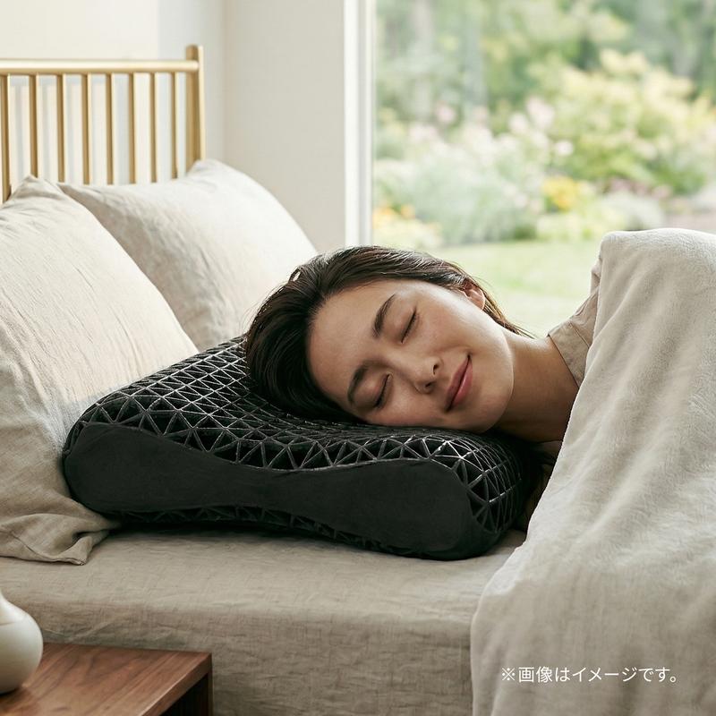 ヒツジのいらない枕で心地良さそうに眠る様子