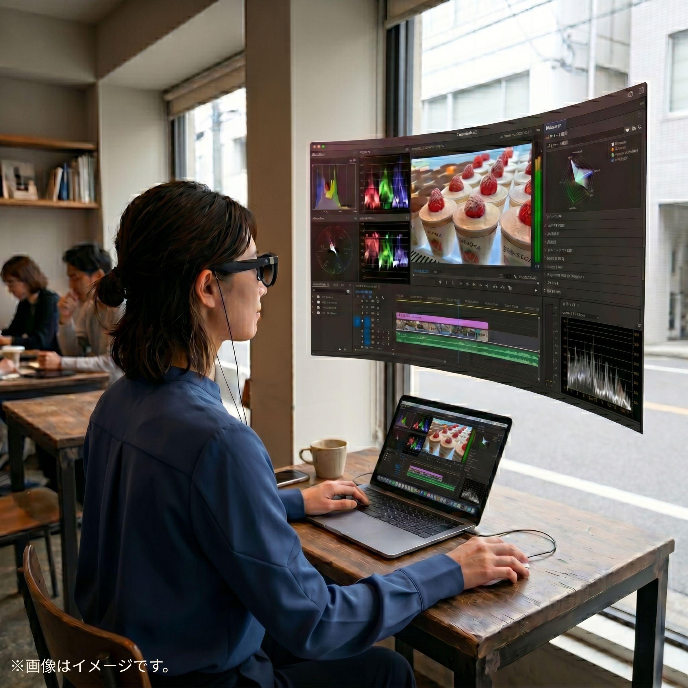 カフェでXREALを使用して動画編集作業を行う女性