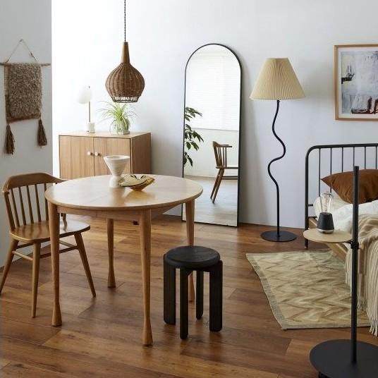 ジャーナルスタンダード 家具で人気のフロアランプ WAVY FLOOR LAMPを置いたワンルームのインテリアコーディネート