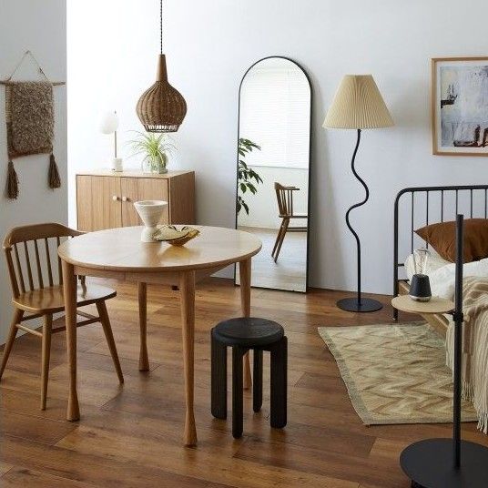 ジャーナルスタンダード 家具で人気のフロアランプ WAVY FLOOR LAMPを置いたワンルームのインテリアコーディネート