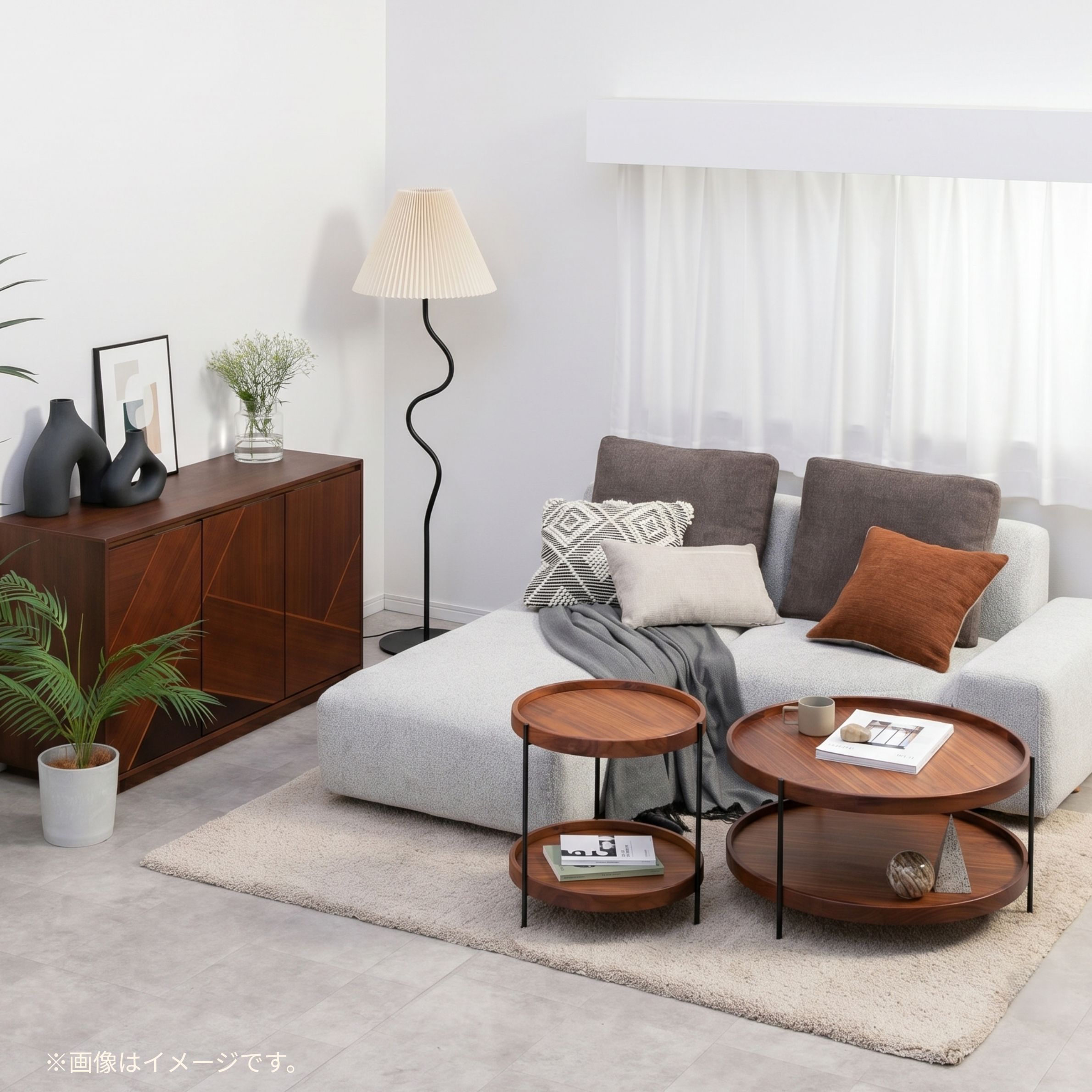 ジャーナルスタンダード 家具で人気のフロアランプ WAVY FLOOR LAMPを置いたリビングのインテリアコーディネート