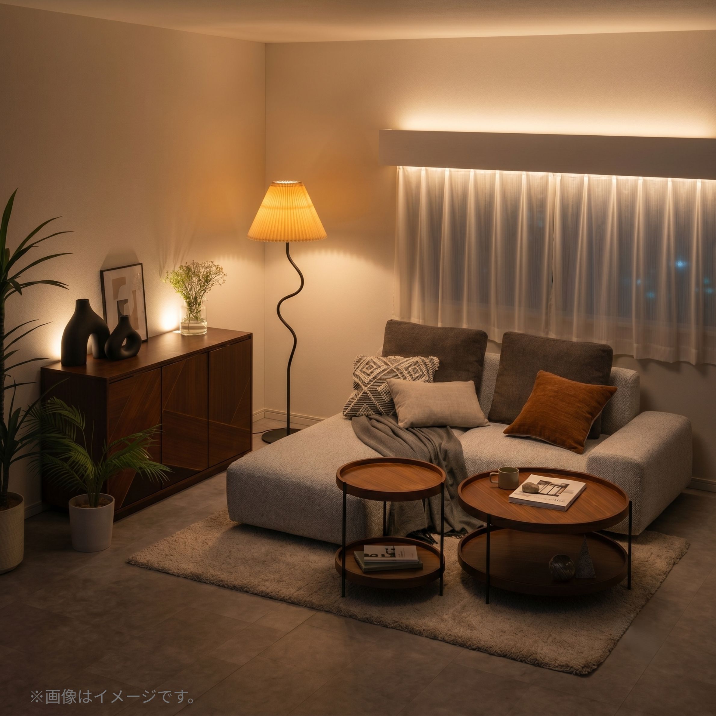 ジャーナルスタンダード 家具で人気のフロアランプ WAVY FLOOR LAMPを置いたリビングのインテリアコーディネートの夜の風景