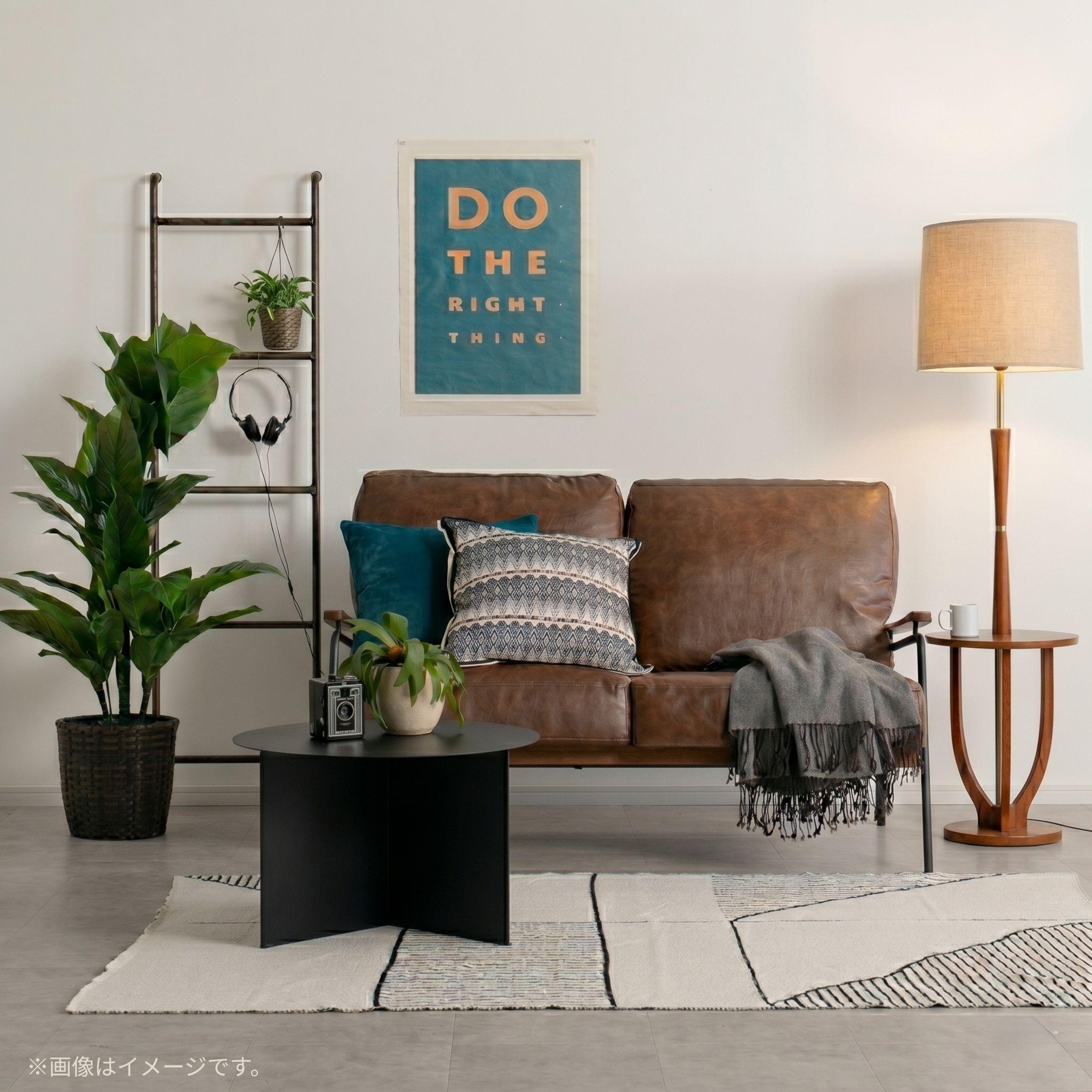 アクメファニチャーの家具 DELMAR LAMPを置いたリビングのインテリアコーディネート