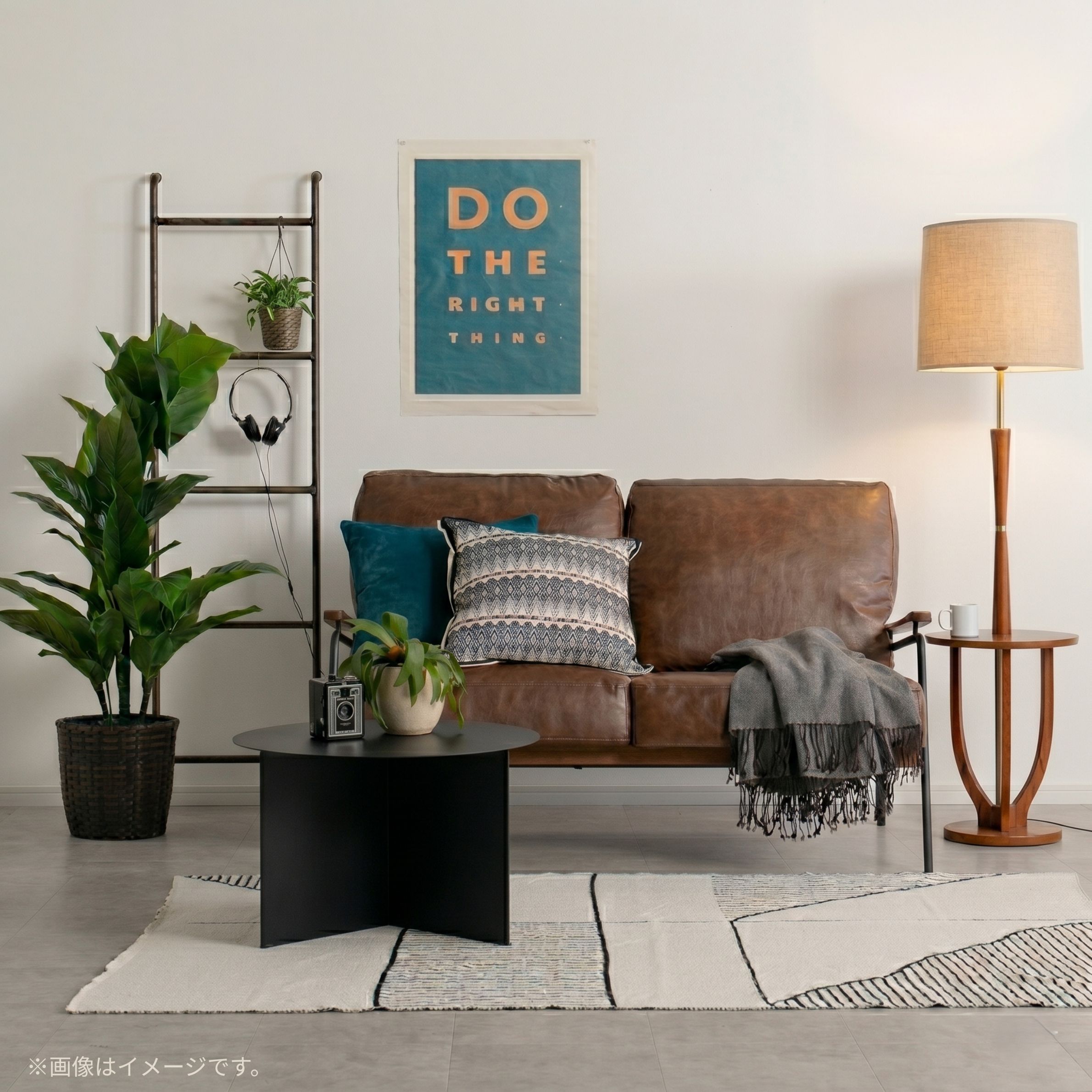 アクメファニチャーの家具 DELMAR LAMPを置いたリビングのインテリアコーディネート