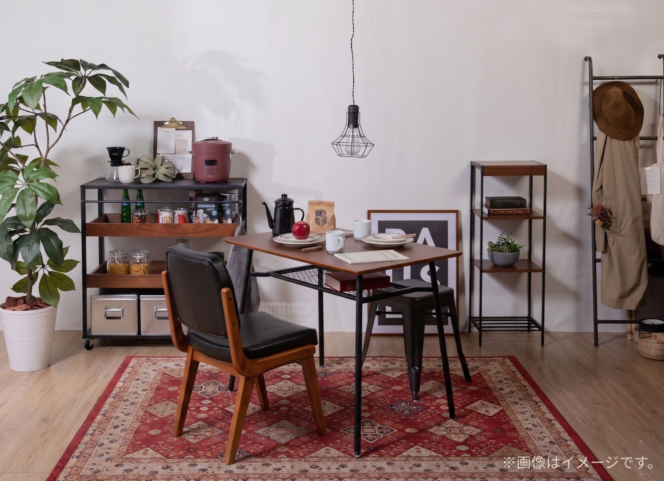 アクメファニチャーの家具を取り入れたアメリカンな部屋　ダイニングテーブルとチェア、ラックとハンガーラック