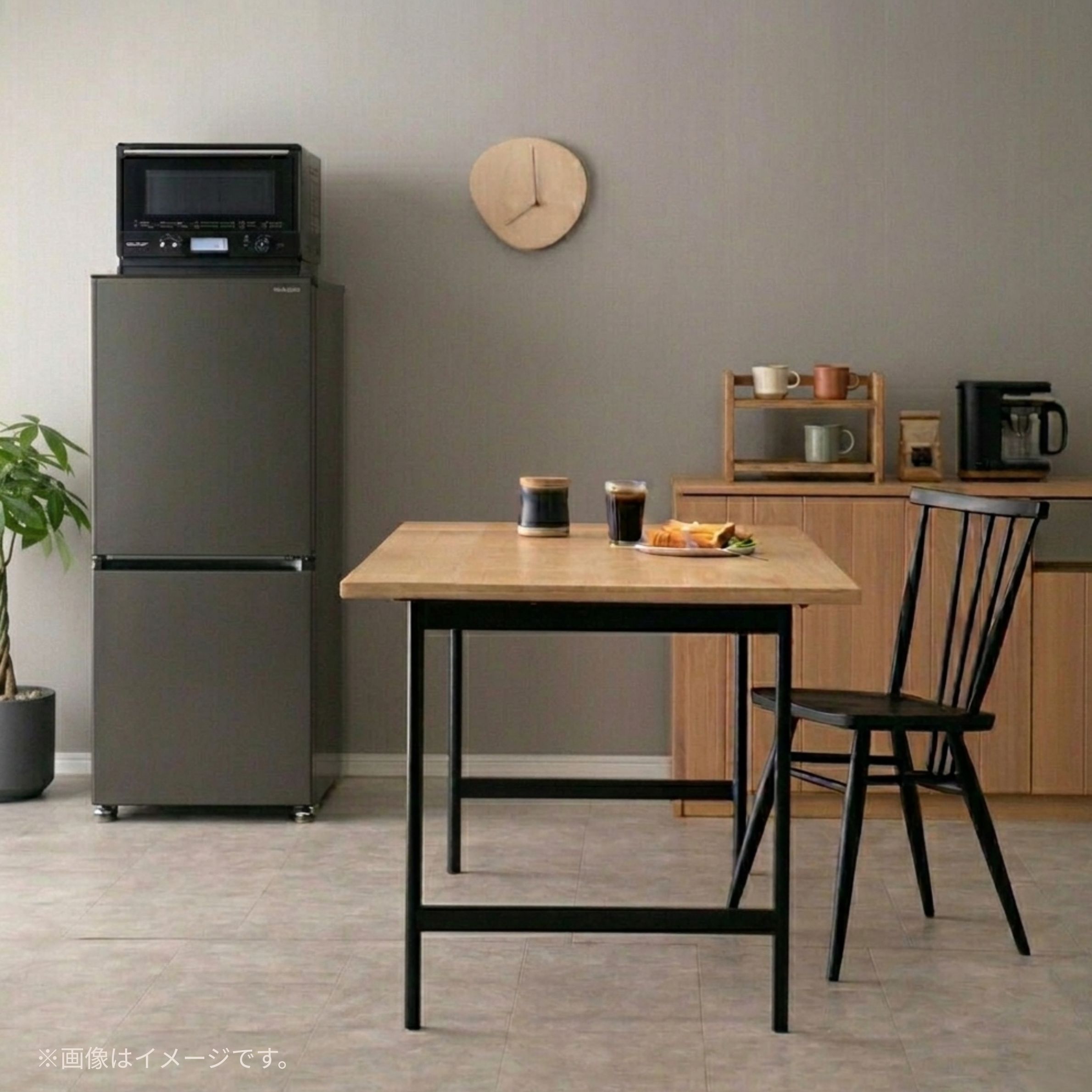 シャープ 冷蔵庫 一人暮らしにおすすめ2ドア冷凍・冷蔵庫の上に電子レンジを乗せたダイニング