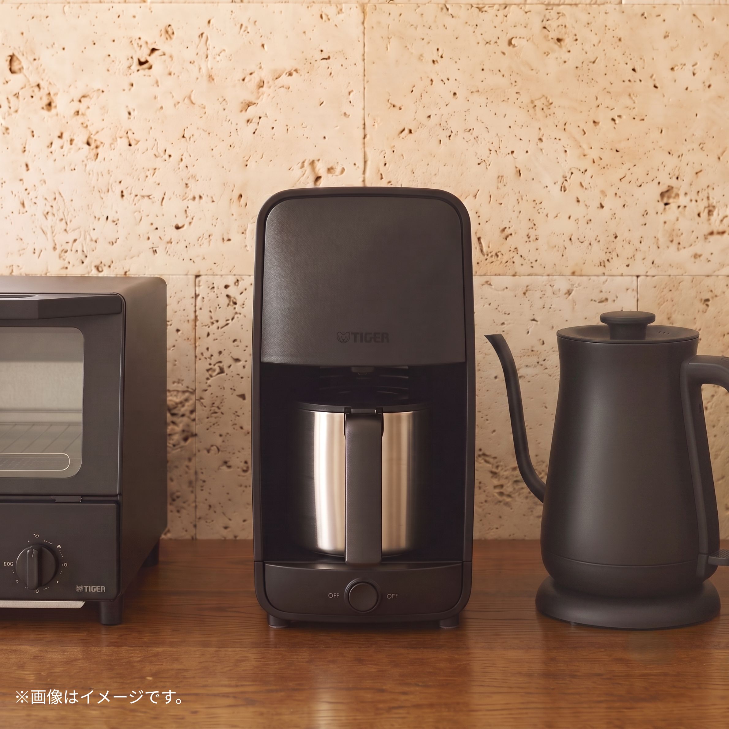 家電の隙間に置けるタイガー コーヒーメーカーのおすすめADC-N060Kのスリムなボディ