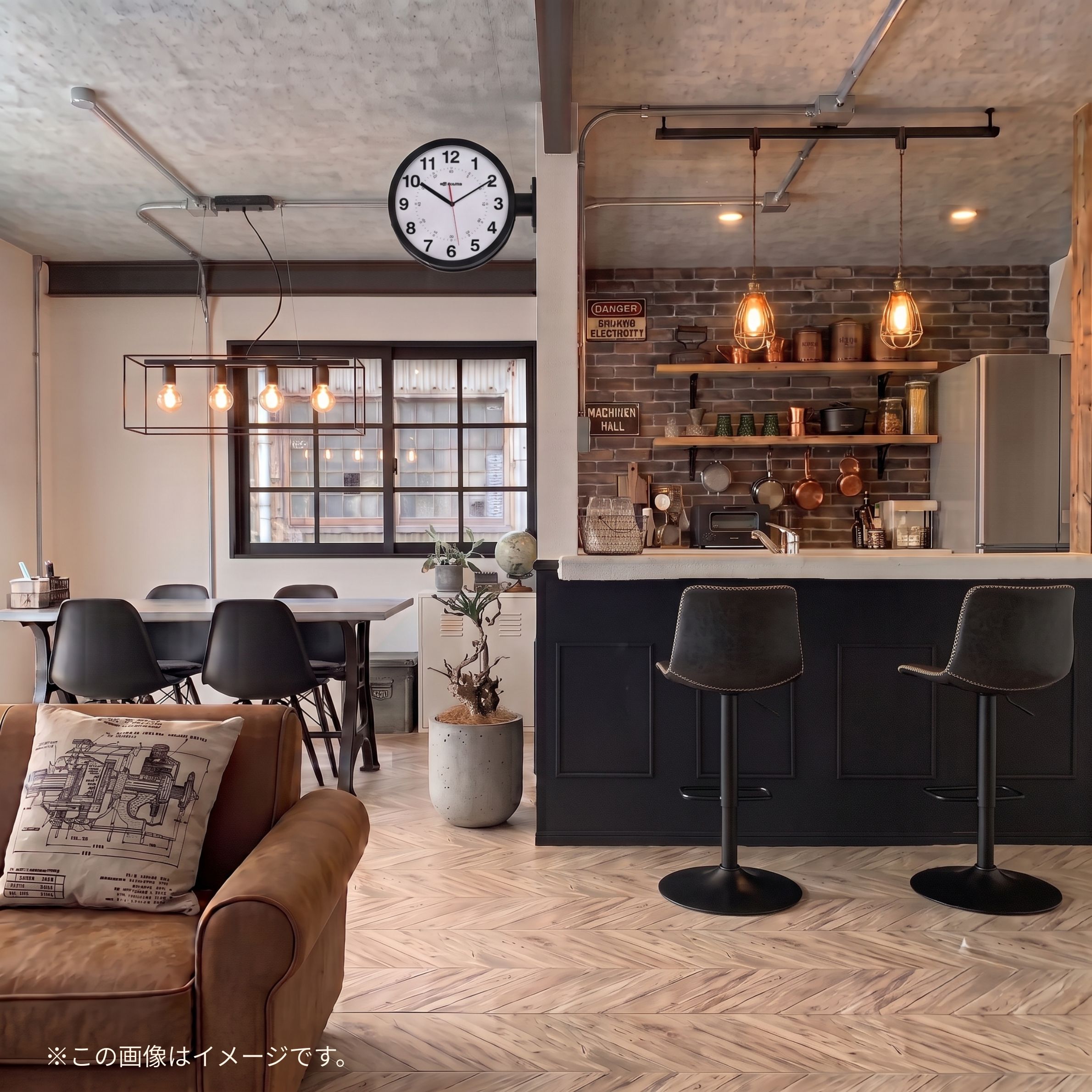 DULTON ダルトン DOUBLE FACE WALL CLOCK　ブラックがあるリビングダイニングキッチン