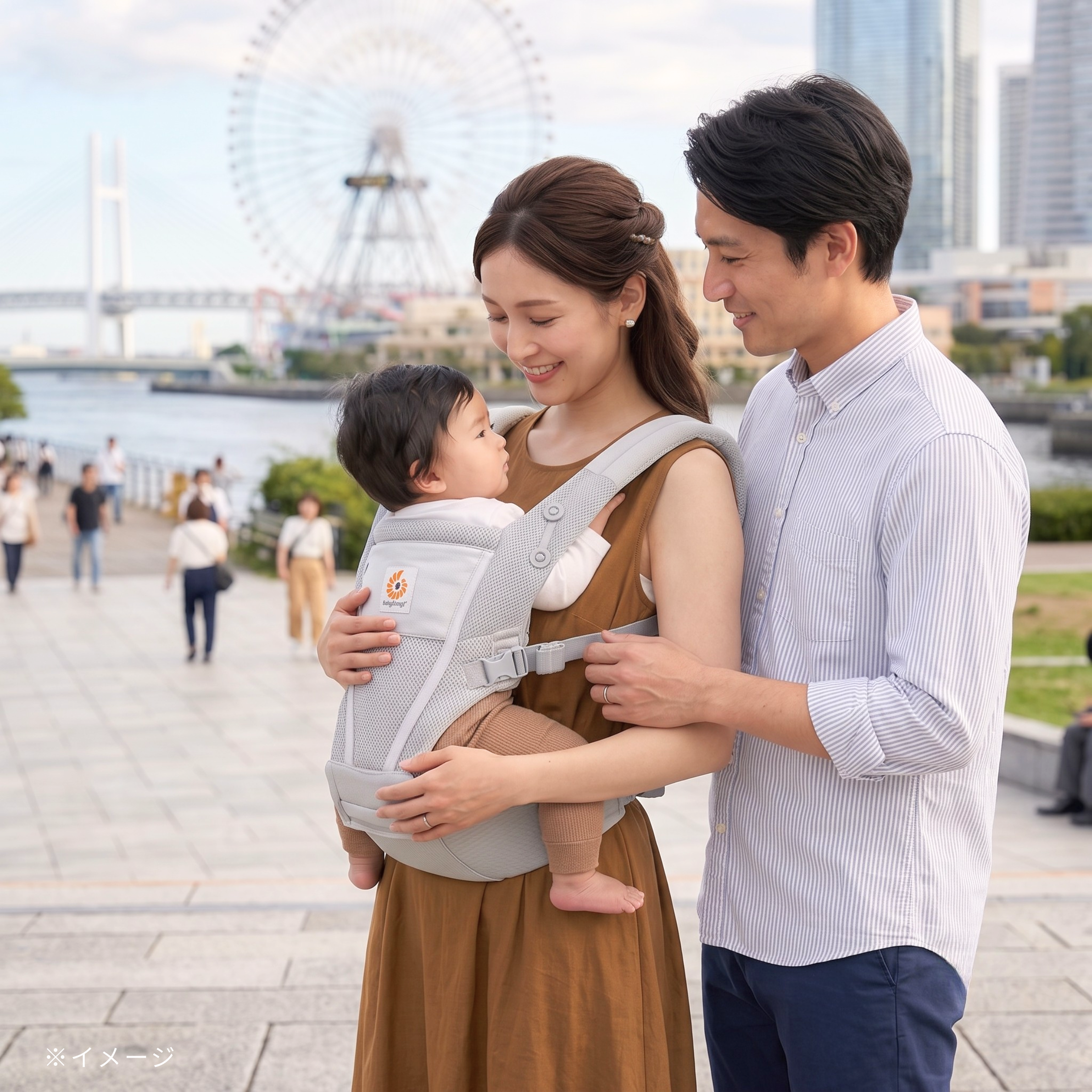 エルゴベビーの抱っこ紐でおでかけしたママと赤ちゃんとパパ