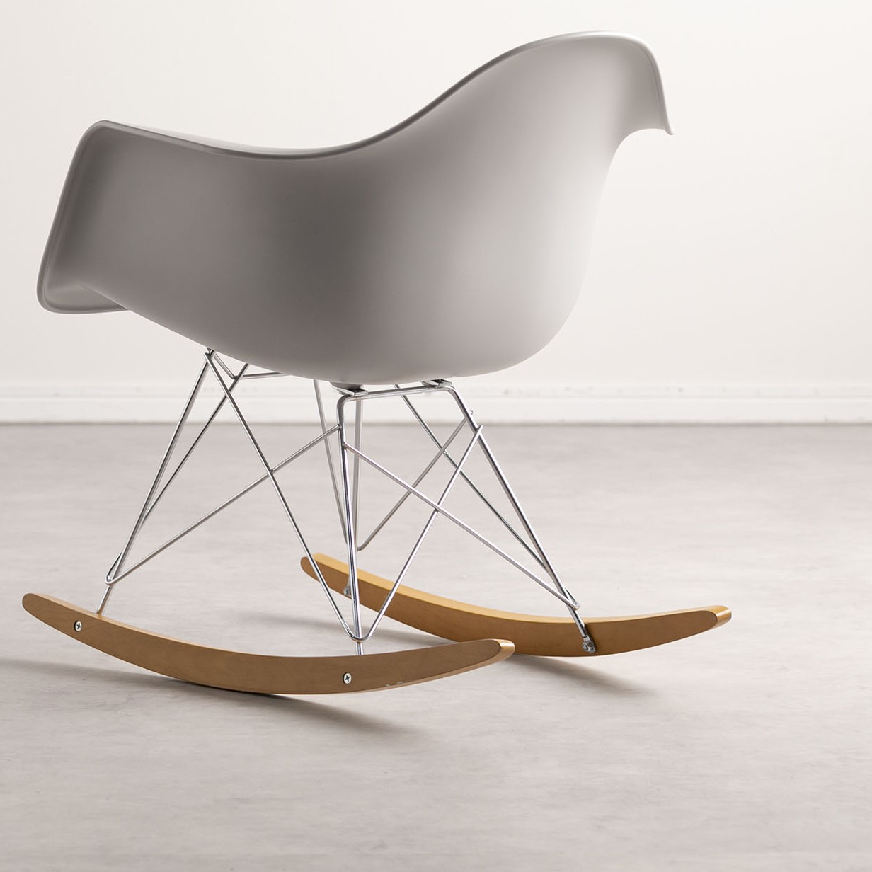 ハンギングチェアのような座り心地のイームズチェア Vitra イームズ RAR Armchair REの座面