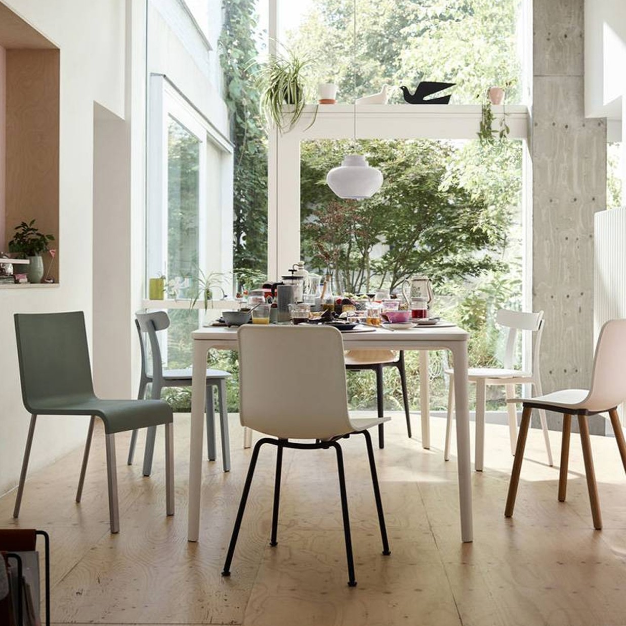 Vitra(ヴィトラ)のチェアとテーブルがあるダイニング