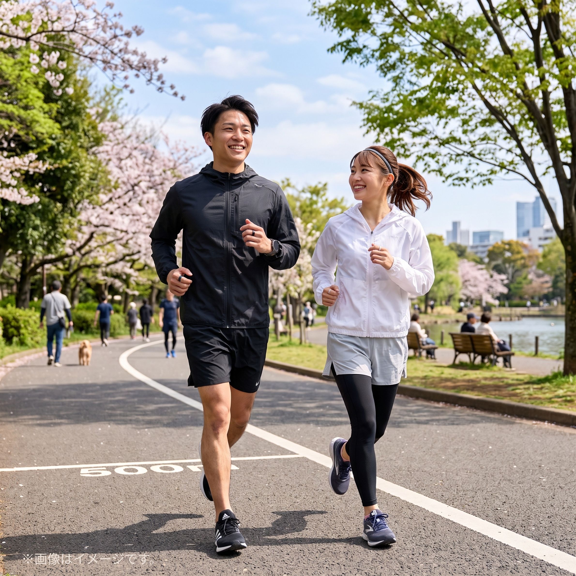 スマートリングのおすすめで　手軽に健康管理をする若いカップル
