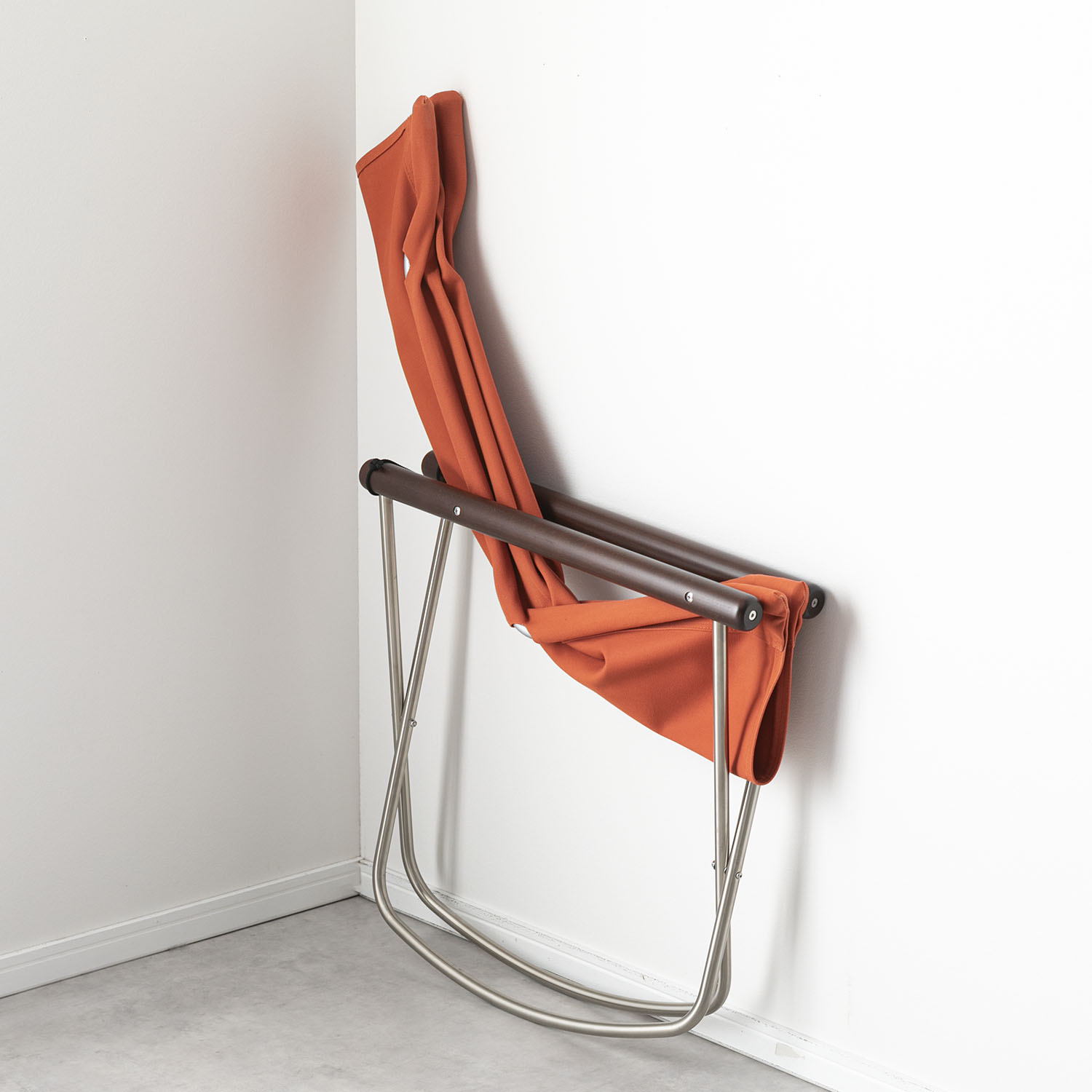 折りたたんだ状態でも自立するNychair X ニーチェア エックス ロッキング