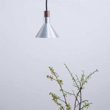 ひとつでも3連でもサマになるLEDランプ